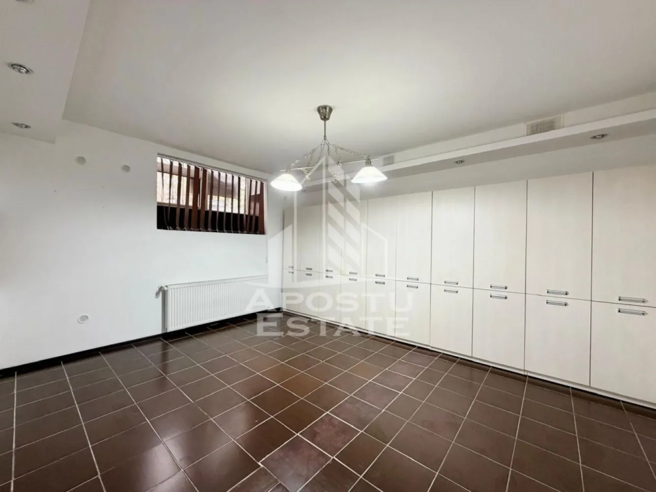 Apartament 2 camere de vanzare, zona Ultracentrala, Timisoara - APOSTU ESTATE vă propune spre vanzare un apartament spațios și elegant, cu 2 camere, la demisol într-o zonă liniștită și bine conectată din zona Centrala, ideal pentru birouri sau persoane care vor sa si mobileze dupa bunul plac.

Suprafață utilă: 45 mp
Compartimentare eficientă:
- Hol de acces generos
- O camera cu birou si bucatarie
- O camera cu dressing
- Baie cu dus

Confort și facilități:
- Centrala Proprie

Apartamentul este complet mobilat și utilat

Ideal pentru:
- Familii
- Spatiu de birouri

Agentia imobiliara Apostu Estate va ofera consultanta bancara gratuita prin intermediul colaboratorilor nostri pentru alegerea celui mai potrivit tip de credit, astfel incat tu sa devi noul proprietar al acestui imobil.

Va asteptam cu drag la o vizionare!
ID intern: CP2941224!