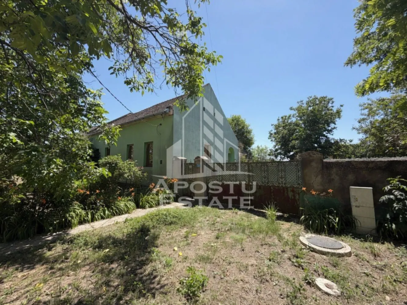 Casa + constructie moderna,de vanzare,2 locuinte,teren 2298 mp Giulvaz - Agentia imobiliara APOSTU ESTATE va propune spre vanzare o proprietate deosebita, situata in localitatea Giulvăz, judetul Timis, ideala pentru locuinta permanenta, investitie sau locuire in sistem mixt.

Proprietatea este amplasata pe un teren de 2298 mp si este compusa din doua locuinte distincte.

Locuinta 1 – casa pe structura de containere (constructie moderna):
Suprafata utila: aproximativ 62,7 mp

Compartimentare:
2 dormitoare
Living cu bucatarie open-space
Baie complet utilata cu cada

Dotari:
Panouri solare
Incalzire electrica
Aer conditionat
Constructie eficienta energetic
Locuinta 2 – casa traditionala (partial renovata):

Compartimentare:
2 dormitoare
Living
Bucatarie complet utilata
Baie cu cabina de dus
Dotari si caracteristici:

Incalzire cu teracota, bucatarie si soba pe peleti

Utilitati:
Curent electric
Fosa septica (aprox. 4000 L)
Localitatea nu dispune de gaz sau canalizare

Alte beneficii:
Teren generos, ideal pentru diverse activitati sau investitie
Posibilitate de locuire in doua spatii separate (ideal pentru familie extinsa sau inchiriere)
Zona linistita, cu acces facil

Proprietatea ofera un potential excelent, combinand o constructie moderna, eficienta energetic, cu o locuinta traditionala ce poate fi personalizata dupa preferinte.

Pretul este negociabil.

Agentia imobiliara Apostu Estate va ofera consultanta bancara gratuita prin intermediul colaboratorilor nostri.

Va asteptam cu drag la o vizionare!
ID intern: CP3192999