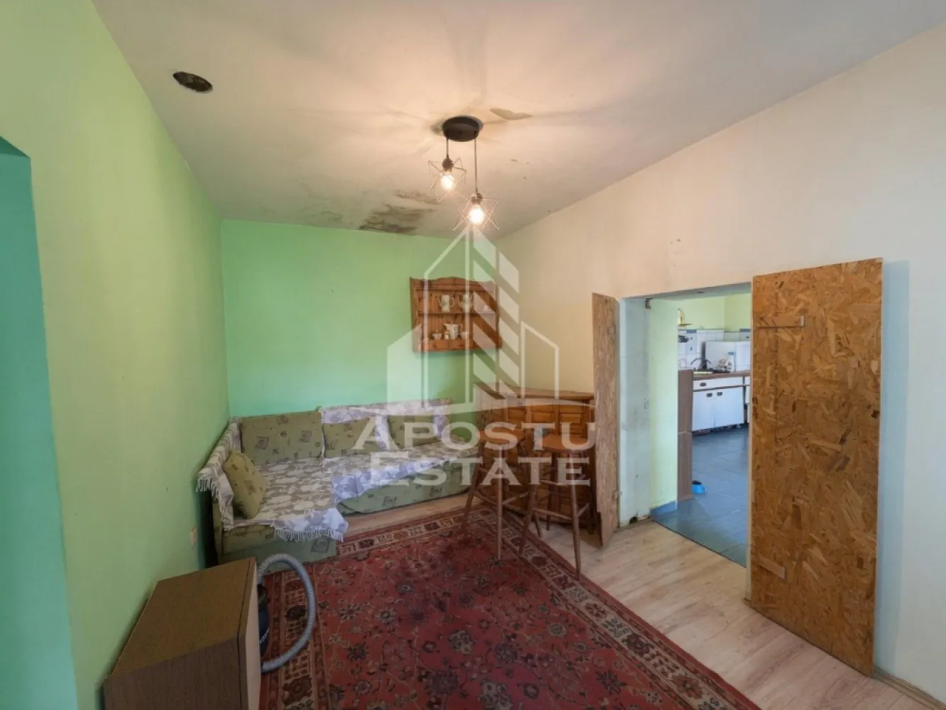 Casa + constructie moderna,de vanzare,2 locuinte,teren 2298 mp Giulvaz - Agentia imobiliara APOSTU ESTATE va propune spre vanzare o proprietate deosebita, situata in localitatea Giulvăz, judetul Timis, ideala pentru locuinta permanenta, investitie sau locuire in sistem mixt.

Proprietatea este amplasata pe un teren de 2298 mp si este compusa din doua locuinte distincte.

Locuinta 1 – casa pe structura de containere (constructie moderna):
Suprafata utila: aproximativ 62,7 mp

Compartimentare:
2 dormitoare
Living cu bucatarie open-space
Baie complet utilata cu cada

Dotari:
Panouri solare
Incalzire electrica
Aer conditionat
Constructie eficienta energetic
Locuinta 2 – casa traditionala (partial renovata):

Compartimentare:
2 dormitoare
Living
Bucatarie complet utilata
Baie cu cabina de dus
Dotari si caracteristici:

Incalzire cu teracota, bucatarie si soba pe peleti

Utilitati:
Curent electric
Fosa septica (aprox. 4000 L)
Localitatea nu dispune de gaz sau canalizare

Alte beneficii:
Teren generos, ideal pentru diverse activitati sau investitie
Posibilitate de locuire in doua spatii separate (ideal pentru familie extinsa sau inchiriere)
Zona linistita, cu acces facil

Proprietatea ofera un potential excelent, combinand o constructie moderna, eficienta energetic, cu o locuinta traditionala ce poate fi personalizata dupa preferinte.

Pretul este negociabil.

Agentia imobiliara Apostu Estate va ofera consultanta bancara gratuita prin intermediul colaboratorilor nostri.

Va asteptam cu drag la o vizionare!
ID intern: CP3192999