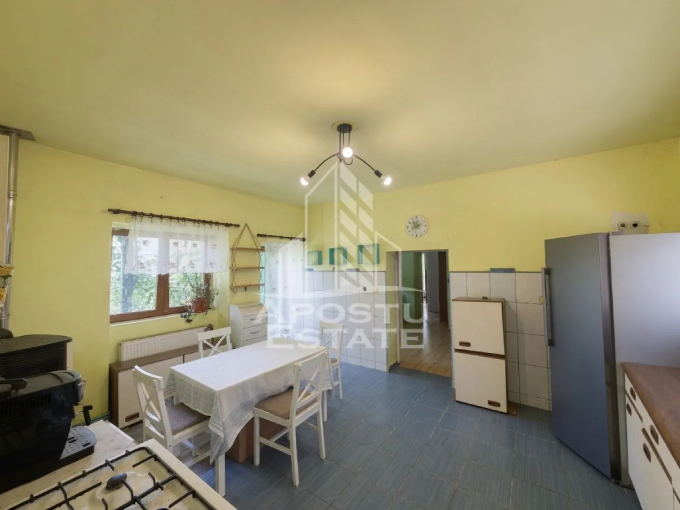 Casa + constructie moderna,de vanzare,2 locuinte,teren 2298 mp Giulvaz - Agentia imobiliara APOSTU ESTATE va propune spre vanzare o proprietate deosebita, situata in localitatea Giulvăz, judetul Timis, ideala pentru locuinta permanenta, investitie sau locuire in sistem mixt.

Proprietatea este amplasata pe un teren de 2298 mp si este compusa din doua locuinte distincte.

Locuinta 1 – casa pe structura de containere (constructie moderna):
Suprafata utila: aproximativ 62,7 mp

Compartimentare:
2 dormitoare
Living cu bucatarie open-space
Baie complet utilata cu cada

Dotari:
Panouri solare
Incalzire electrica
Aer conditionat
Constructie eficienta energetic
Locuinta 2 – casa traditionala (partial renovata):

Compartimentare:
2 dormitoare
Living
Bucatarie complet utilata
Baie cu cabina de dus
Dotari si caracteristici:

Incalzire cu teracota, bucatarie si soba pe peleti

Utilitati:
Curent electric
Fosa septica (aprox. 4000 L)
Localitatea nu dispune de gaz sau canalizare

Alte beneficii:
Teren generos, ideal pentru diverse activitati sau investitie
Posibilitate de locuire in doua spatii separate (ideal pentru familie extinsa sau inchiriere)
Zona linistita, cu acces facil

Proprietatea ofera un potential excelent, combinand o constructie moderna, eficienta energetic, cu o locuinta traditionala ce poate fi personalizata dupa preferinte.

Pretul este negociabil.

Agentia imobiliara Apostu Estate va ofera consultanta bancara gratuita prin intermediul colaboratorilor nostri.

Va asteptam cu drag la o vizionare!
ID intern: CP3192999