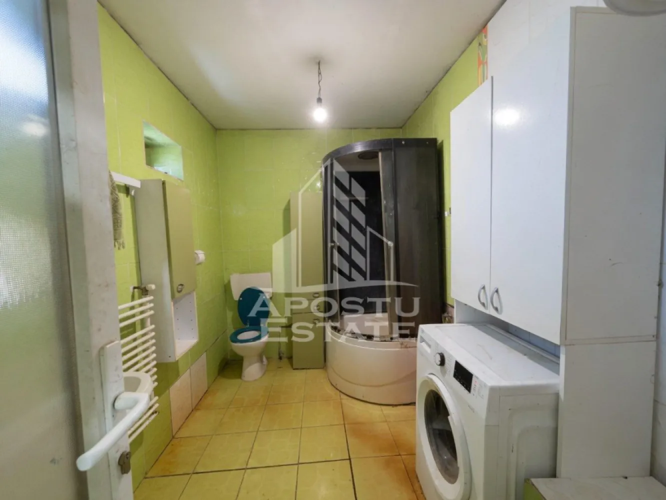 Casa + constructie moderna,de vanzare,2 locuinte,teren 2298 mp Giulvaz - Agentia imobiliara APOSTU ESTATE va propune spre vanzare o proprietate deosebita, situata in localitatea Giulvăz, judetul Timis, ideala pentru locuinta permanenta, investitie sau locuire in sistem mixt.

Proprietatea este amplasata pe un teren de 2298 mp si este compusa din doua locuinte distincte.

Locuinta 1 – casa pe structura de containere (constructie moderna):
Suprafata utila: aproximativ 62,7 mp

Compartimentare:
2 dormitoare
Living cu bucatarie open-space
Baie complet utilata cu cada

Dotari:
Panouri solare
Incalzire electrica
Aer conditionat
Constructie eficienta energetic
Locuinta 2 – casa traditionala (partial renovata):

Compartimentare:
2 dormitoare
Living
Bucatarie complet utilata
Baie cu cabina de dus
Dotari si caracteristici:

Incalzire cu teracota, bucatarie si soba pe peleti

Utilitati:
Curent electric
Fosa septica (aprox. 4000 L)
Localitatea nu dispune de gaz sau canalizare

Alte beneficii:
Teren generos, ideal pentru diverse activitati sau investitie
Posibilitate de locuire in doua spatii separate (ideal pentru familie extinsa sau inchiriere)
Zona linistita, cu acces facil

Proprietatea ofera un potential excelent, combinand o constructie moderna, eficienta energetic, cu o locuinta traditionala ce poate fi personalizata dupa preferinte.

Pretul este negociabil.

Agentia imobiliara Apostu Estate va ofera consultanta bancara gratuita prin intermediul colaboratorilor nostri.

Va asteptam cu drag la o vizionare!
ID intern: CP3192999