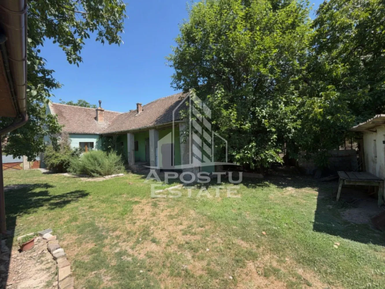 Casa + constructie moderna,de vanzare,2 locuinte,teren 2298 mp Giulvaz - Agentia imobiliara APOSTU ESTATE va propune spre vanzare o proprietate deosebita, situata in localitatea Giulvăz, judetul Timis, ideala pentru locuinta permanenta, investitie sau locuire in sistem mixt.

Proprietatea este amplasata pe un teren de 2298 mp si este compusa din doua locuinte distincte.

Locuinta 1 – casa pe structura de containere (constructie moderna):
Suprafata utila: aproximativ 62,7 mp

Compartimentare:
2 dormitoare
Living cu bucatarie open-space
Baie complet utilata cu cada

Dotari:
Panouri solare
Incalzire electrica
Aer conditionat
Constructie eficienta energetic
Locuinta 2 – casa traditionala (partial renovata):

Compartimentare:
2 dormitoare
Living
Bucatarie complet utilata
Baie cu cabina de dus
Dotari si caracteristici:

Incalzire cu teracota, bucatarie si soba pe peleti

Utilitati:
Curent electric
Fosa septica (aprox. 4000 L)
Localitatea nu dispune de gaz sau canalizare

Alte beneficii:
Teren generos, ideal pentru diverse activitati sau investitie
Posibilitate de locuire in doua spatii separate (ideal pentru familie extinsa sau inchiriere)
Zona linistita, cu acces facil

Proprietatea ofera un potential excelent, combinand o constructie moderna, eficienta energetic, cu o locuinta traditionala ce poate fi personalizata dupa preferinte.

Pretul este negociabil.

Agentia imobiliara Apostu Estate va ofera consultanta bancara gratuita prin intermediul colaboratorilor nostri.

Va asteptam cu drag la o vizionare!
ID intern: CP3192999