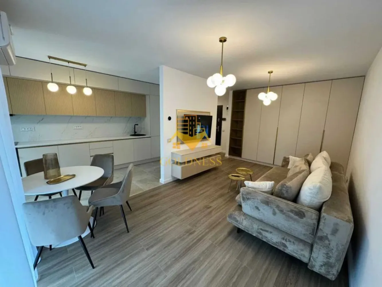 2 camere, Parcare subterana, Iris, Elite City, Auchan, Bvd. Muncii - GOLDNESS Imobiliare vă propune spre închiriere un apartament cu 2 camere complet mobilat și utilat, la etajul 4 într-un imobil de 9 etaje, în Cartierul Iris.
Dispune de loc de parcare subterana!
Apartamentul este compartimentat astfel:
- Dormitor matrimonial dotat cu pat dublu, dressing generos, noptiere și televizor;
- Living confortabil cu canapea extensibilă, comodă TV, televizor, zonă de dining, aer condiționat și spații ample de depozitare;
- Bucătărie complet mobilată și utilată;
- Baie cu cadă și calorifer port-prosop;
- Terasă spațioasă de 13 mp, cu acces din bucatarie si living;
- Jaluzele electrice blackout pentru un plus de confort și intimitate.

Dotări:
- Centrală termică proprie;
- Aer condiționat;
- Frigider;
- Plită cu inducție;
- Cuptor electric;
- Hotă;
- Mașină de spălat rufe;
- Mașină de spălat vase;
- TV în living și dormitor.

Avantaje ale locației:
- Magazin Lidl la parterul imobilului, alături de farmacie și cofetărie;
- Stație de autobuz și troleibuz la aproximativ 1 minut de mers pe jos;
- Stație de tramvai la 3 minute;
- Centrul comercial Auchan Iris la 3 minute;
- Stație de carburanți la 2 minute;
- Parcul Feroviarilor și Complexul Sportiv Clujana la 5 minute;
- În apropierea Facultății de Mecanică din cadrul Universității Tehnice.

Condiții de închiriere:
- Nu se acceptă fumatul în apartament;
- Nu se acceptă animale de companie;
Dacă sunteți interesați de acest apartament și doriți să îl vizionați, dar și pentru alte oferte nu ezitați să ne contactați telefonic sau prin e-mail. Vă stăm la dispoziție!

Pentru intermediere se percepe un comision de 50% din prețul chiriei!