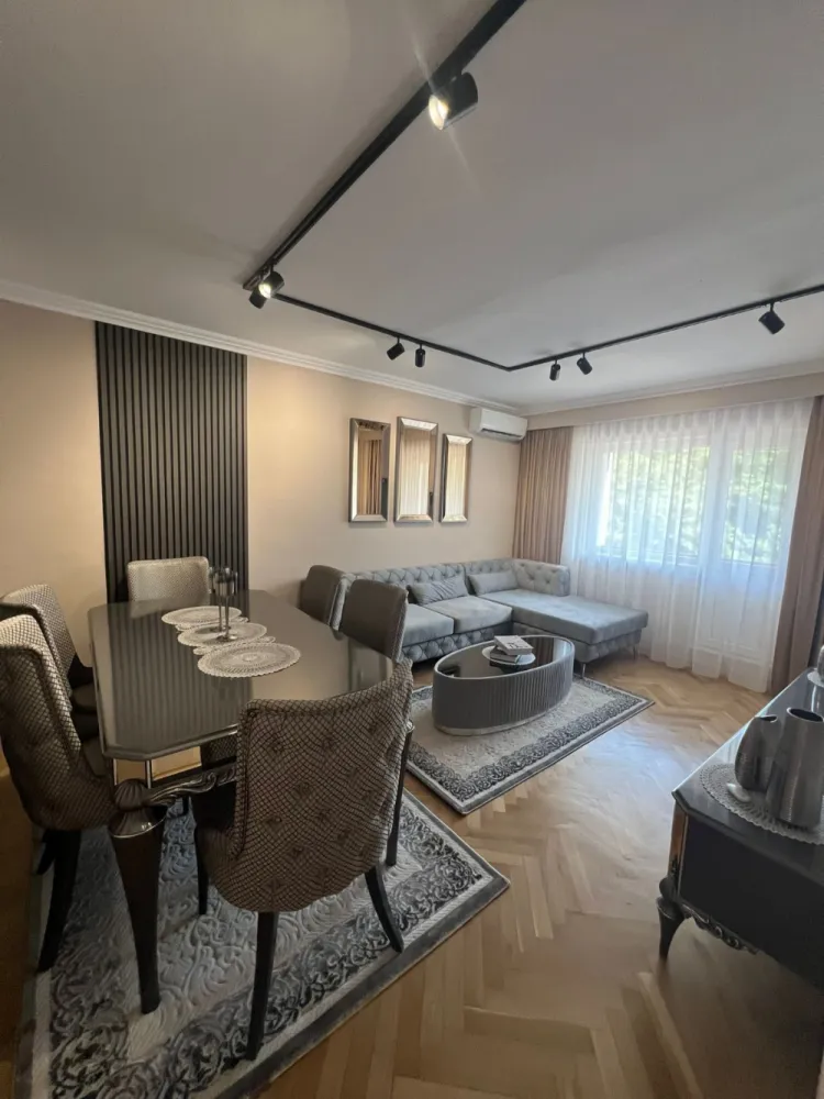 Apartament cu Vedere spre parcul Sub arini – Complet mobilat si utilat – Sibiu - Locație premium, confort autentic și priveliște superbă – toate într-un singur apartament situat la etajul 2, într-o zonă exclusivistă a Sibiului, chiar lângă Parcul Sub Arini.Suprafață utilă: 56,6 mpEtaj: 2Camere: 2 (living + dormitor)Băi: 1Balcoane: 2Orientare: Față spre parcDotări și finisaje premium:Bucătărie nouă, complet mobilată și utilatăLiving și dormitor mobilate cu mobilier de foarte bună calitateBaie complet utilată, cu gresie și faianță de calitate superioarăParchet din lemn masiv în camerăGeamuri termopan, ușă metalică la intrareCentrală termică proprie cu calorifereApartamentul este gata de mutat, fără nicio investiție suplimentară.Avantaje cheie:Vedere spectaculoasă spre parcIdeal pentru locuit sau ca investițieFinisaje și mobilier de topEtajul 2 – accesibil și confortabilLuminozitate naturală excelentă datorită orientării