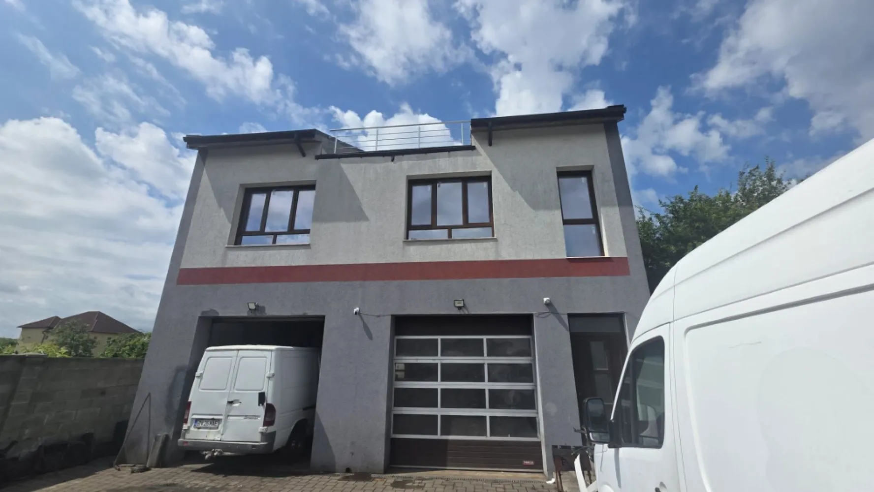 Hală/depozit de vânzare - Se oferă spre vânzare o proprietate situată în zona Dedeman, compusă din hală și teren aferent cu suprafața de 850 mp.

Imobilul este structurat astfel:

Parter: două boxe/spații cu elevator, potrivite pentru activități comerciale, depozitare sau service;
Etaj: două apartamente, fiecare cu suprafața de aproximativ 75 mp;
Mansardă: apartament cu suprafața de aproximativ 100 mp.
Proprietatea oferă multiple posibilități de utilizare, atât pentru investiție, cât și pentru activitate proprie, combinând spații de lucru cu spații de locuit.

Preț de vânzare: 280.000 €