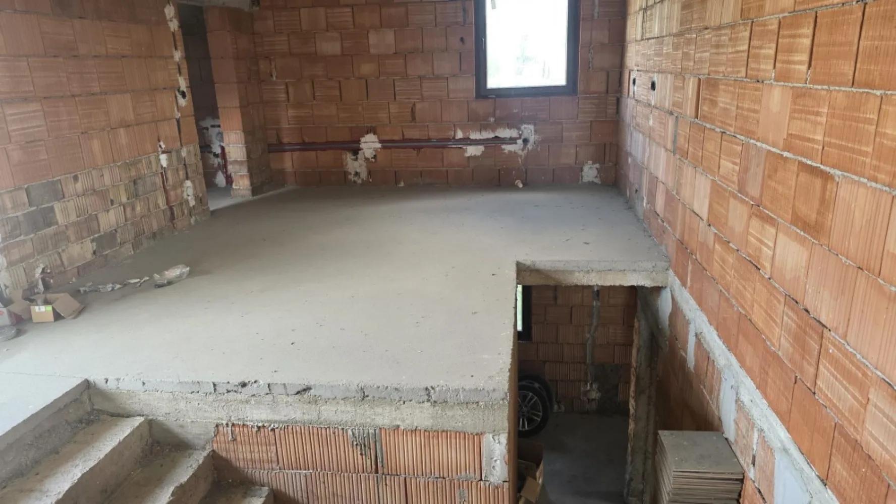 Hală/depozit de vânzare - Se oferă spre vânzare o proprietate situată în zona Dedeman, compusă din hală și teren aferent cu suprafața de 850 mp.

Imobilul este structurat astfel:

Parter: două boxe/spații cu elevator, potrivite pentru activități comerciale, depozitare sau service;
Etaj: două apartamente, fiecare cu suprafața de aproximativ 75 mp;
Mansardă: apartament cu suprafața de aproximativ 100 mp.
Proprietatea oferă multiple posibilități de utilizare, atât pentru investiție, cât și pentru activitate proprie, combinând spații de lucru cu spații de locuit.

Preț de vânzare: 280.000 €
