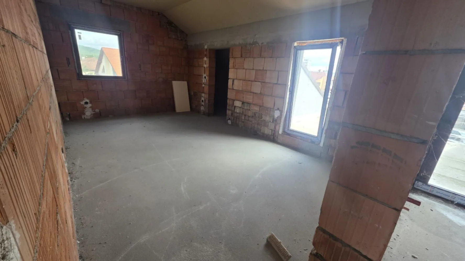Hală/depozit de vânzare - Se oferă spre vânzare o proprietate situată în zona Dedeman, compusă din hală și teren aferent cu suprafața de 850 mp.

Imobilul este structurat astfel:

Parter: două boxe/spații cu elevator, potrivite pentru activități comerciale, depozitare sau service;
Etaj: două apartamente, fiecare cu suprafața de aproximativ 75 mp;
Mansardă: apartament cu suprafața de aproximativ 100 mp.
Proprietatea oferă multiple posibilități de utilizare, atât pentru investiție, cât și pentru activitate proprie, combinând spații de lucru cu spații de locuit.

Preț de vânzare: 280.000 €