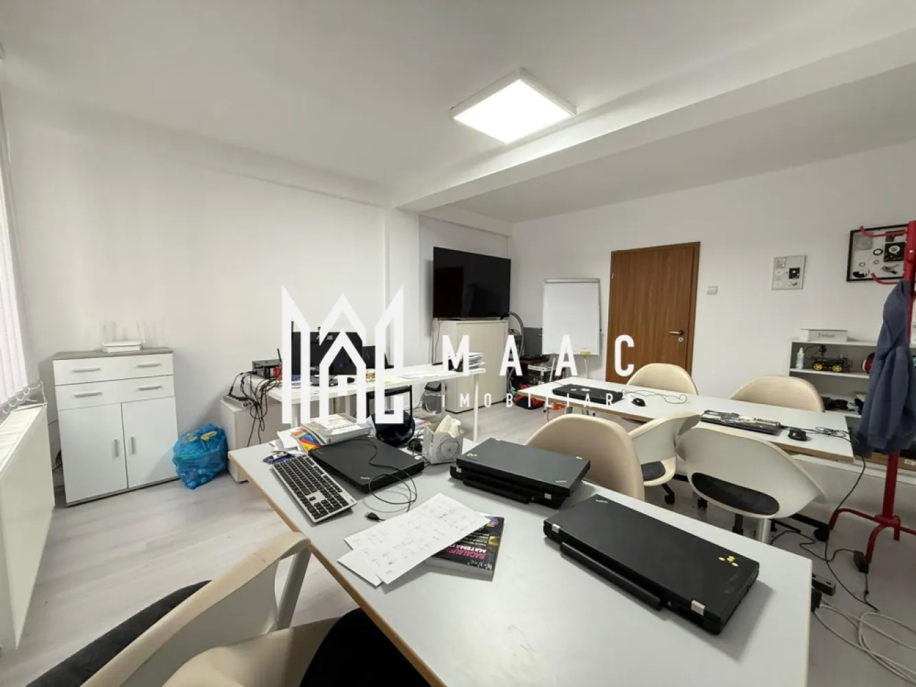 Spatiu de Birouri |2 camere| 45 MPU | Strand - MAAC Imobiliare vă propune spre închiriere un spațiu de birouri bine compartimentat, ideal pentru activități profesionale într-o zonă ușor accesibilă. Detalii proprietate: Compartimentare: 2 camere potrivite pentru birouri, spații de lucru individuale sau activități administrative Etaj: situat la etajul 2 al unui imobil cu 3 niveluri Facilități: baie și bucătărie disponibile pe fiecare etaj, oferind confort și funcționalitate Utilități: incluse în prețul chiriei Condiții: se solicită garanție în cuantumul unei luni de chirie Spațiul este ideal pentru birouri de consultanță, contabilitate, IT, activități profesionale sau administrative. Pentru mai multe detalii si pentru programarea unei vizionari contactati echipa MAAC imobiliare specificand ID anunt CP :2853952