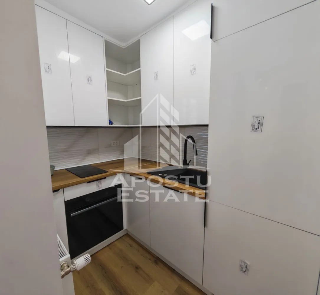 Apartament cu o camera de vanzare, renovat, zona Circumvalatiunii - APOSTU ESTATE va ofera spre vanzare un apartament cu o camera, complet renovat, situat la etaj intermediar, 6 din 10 al unui bloc ce dispune de doua lifturi, amplasat in zona Circumvalatiunii.

Apartamentul este ideal atat ca investitie, cat si ca locuinta, aflandu-se la doar cateva minute fata de statia de autobuz, Kaufland, parc, scoala sau fata de sala de sport, și la doar 10 minute fata de Iulius Mall.

Apartamentul are o suprafata utila aproximativa de 34 mp, fiind compartimentat astfel:
- hol de acces cu pantofar si dressing pe comanda 
- baie prevazuta cu dus 
- camera principala spatioasa 
- bucatarie separata mobilata pe comanda
- balcon cu vedere panoramica mobilat

Confortul termic este realizat prin termoficare, dar și prin intermediul aparatului de aer conditionat nou.

Oferim consultanta bancara prin colaboratorii nostri pentru alegerea celui mai potrivit credit.
Disponibil imediat!
Va asteptam cu drag la o vizionare chiar astazi!