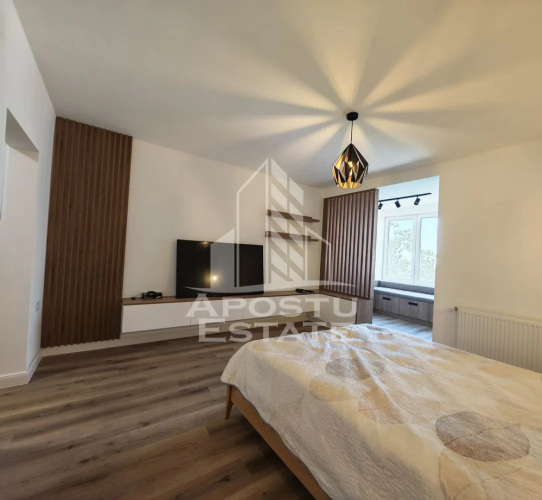 Apartament cu o camera de vanzare, renovat, zona Circumvalatiunii - APOSTU ESTATE va ofera spre vanzare un apartament cu o camera, complet renovat, situat la etaj intermediar, 6 din 10 al unui bloc ce dispune de doua lifturi, amplasat in zona Circumvalatiunii.

Apartamentul este ideal atat ca investitie, cat si ca locuinta, aflandu-se la doar cateva minute fata de statia de autobuz, Kaufland, parc, scoala sau fata de sala de sport, și la doar 10 minute fata de Iulius Mall.

Apartamentul are o suprafata utila aproximativa de 34 mp, fiind compartimentat astfel:
- hol de acces cu pantofar si dressing pe comanda 
- baie prevazuta cu dus 
- camera principala spatioasa 
- bucatarie separata mobilata pe comanda
- balcon cu vedere panoramica mobilat

Confortul termic este realizat prin termoficare, dar și prin intermediul aparatului de aer conditionat nou.

Oferim consultanta bancara prin colaboratorii nostri pentru alegerea celui mai potrivit credit.
Disponibil imediat!
Va asteptam cu drag la o vizionare chiar astazi!