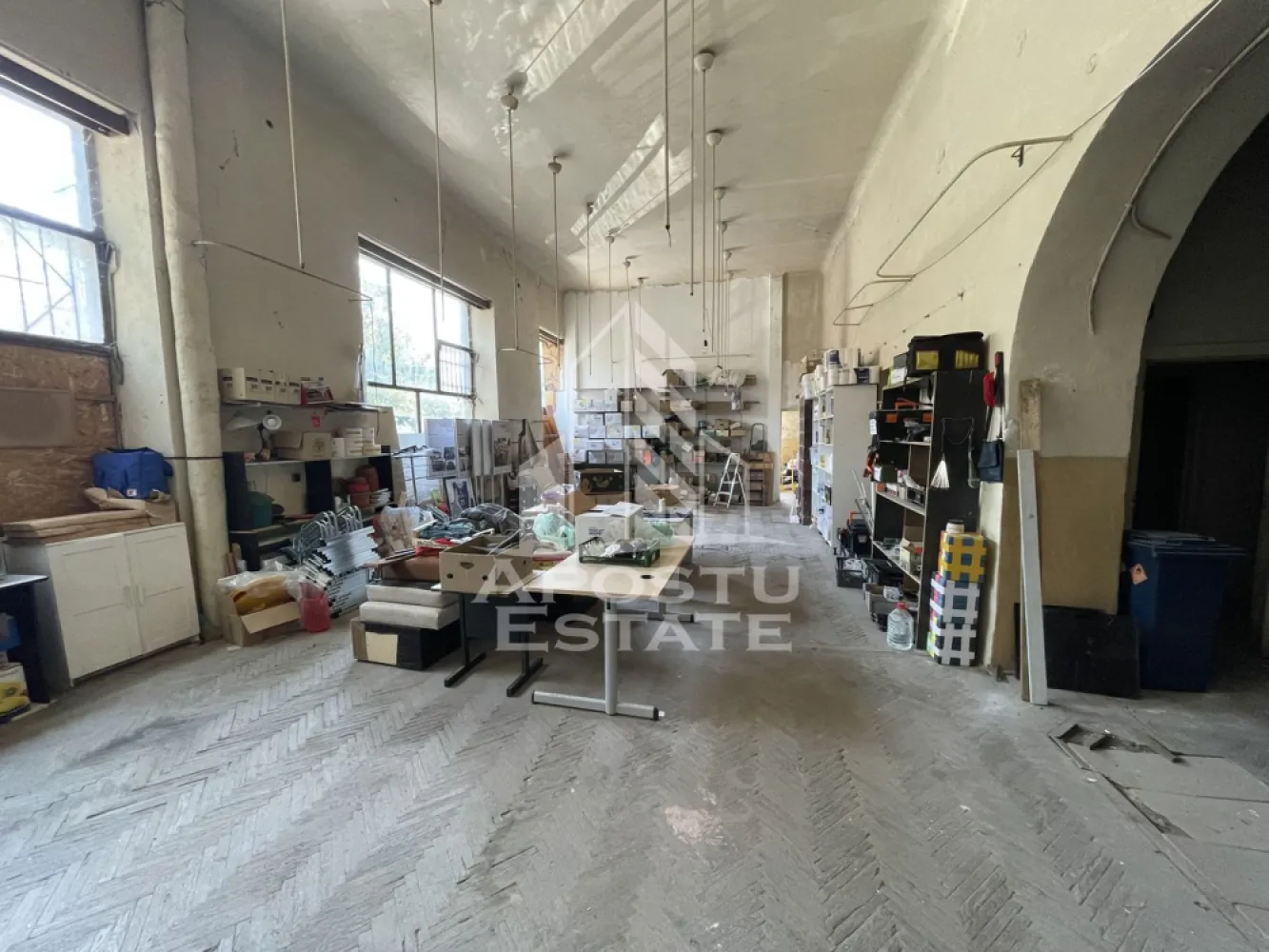 Spatiu comercial 250 mp, pe colt, vitrina generoasa, Sinaia, Timisoara - APOSTU ESTATE va propune spre vanzare spatiu comercial de vanzare, 250 mp utili, zona Sinaia.

Spatiul are o suprafata de 250 mp si se afla la parterul unei cladiri. Spatiul beneficiaza de o vizibilitate foarte buna datorita amplasarii sale pe colt. Spatiul are doua intrari, este pretabil pentru mai multe activitatii comerciale sau servicii. In imediata apropiere exista locuri de parcare publice disponibile.

Va asteptam la vizionare.

CP3193558
