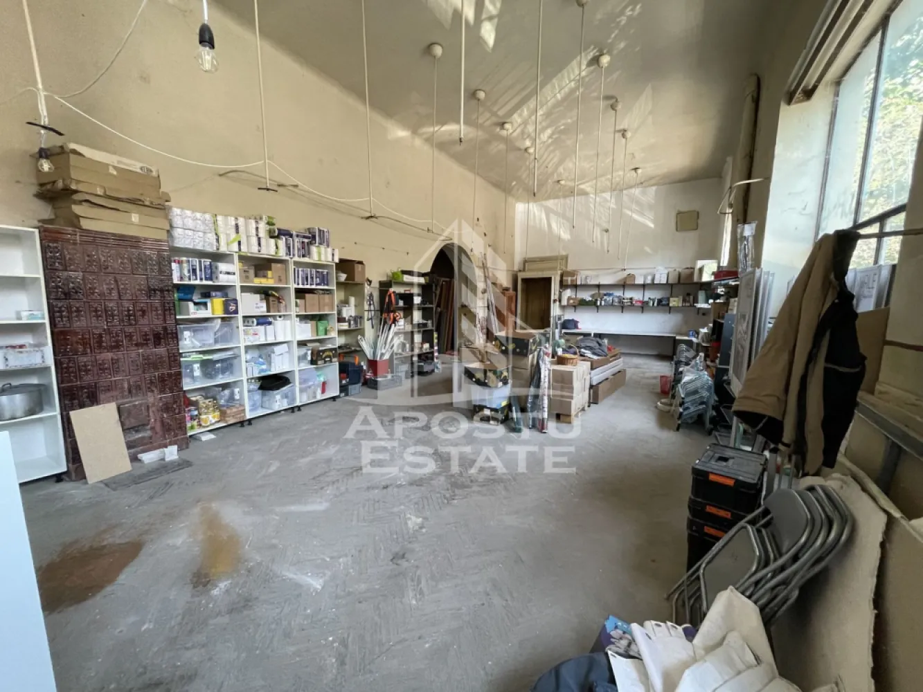 Spatiu comercial 250 mp, pe colt, vitrina generoasa, Sinaia, Timisoara - APOSTU ESTATE va propune spre vanzare spatiu comercial de vanzare, 250 mp utili, zona Sinaia.

Spatiul are o suprafata de 250 mp si se afla la parterul unei cladiri. Spatiul beneficiaza de o vizibilitate foarte buna datorita amplasarii sale pe colt. Spatiul are doua intrari, este pretabil pentru mai multe activitatii comerciale sau servicii. In imediata apropiere exista locuri de parcare publice disponibile.

Va asteptam la vizionare.

CP3193558