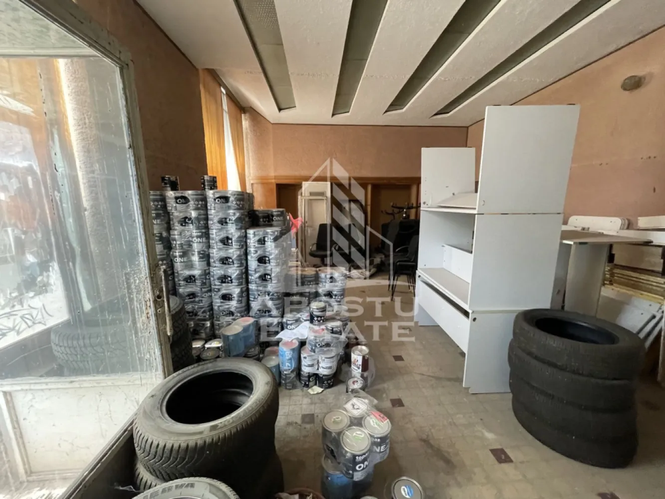 Spatiu comercial 250 mp, pe colt, vitrina generoasa, Sinaia, Timisoara - APOSTU ESTATE va propune spre vanzare spatiu comercial de vanzare, 250 mp utili, zona Sinaia.

Spatiul are o suprafata de 250 mp si se afla la parterul unei cladiri. Spatiul beneficiaza de o vizibilitate foarte buna datorita amplasarii sale pe colt. Spatiul are doua intrari, este pretabil pentru mai multe activitatii comerciale sau servicii. In imediata apropiere exista locuri de parcare publice disponibile.

Va asteptam la vizionare.

CP3193558