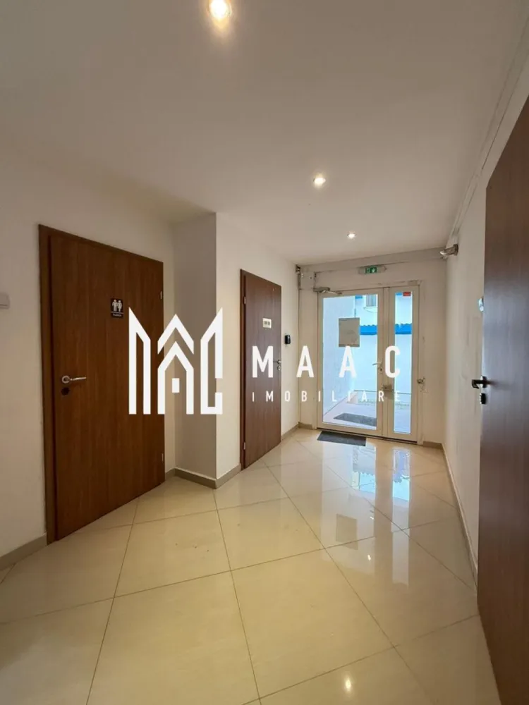 Spatiu de Birouri |2 camere| 45 MPU | Strand - MAAC Imobiliare vă propune spre închiriere un spațiu de birouri bine compartimentat, ideal pentru activități profesionale într-o zonă ușor accesibilă. Detalii proprietate: Compartimentare: 2 camere potrivite pentru birouri, spații de lucru individuale sau activități administrative Etaj: situat la etajul 2 al unui imobil cu 3 niveluri Facilități: baie și bucătărie disponibile pe fiecare etaj, oferind confort și funcționalitate Utilități: incluse în prețul chiriei Condiții: se solicită garanție în cuantumul unei luni de chirie Spațiul este ideal pentru birouri de consultanță, contabilitate, IT, activități profesionale sau administrative. Pentru mai multe detalii si pentru programarea unei vizionari contactati echipa MAAC imobiliare specificand ID anunt CP :2853952