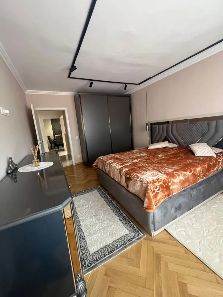 Apartament cu Vedere spre parcul Sub arini – Complet mobilat si utilat – Sibiu - Locație premium, confort autentic și priveliște superbă – toate într-un singur apartament situat la etajul 2, într-o zonă exclusivistă a Sibiului, chiar lângă Parcul Sub Arini.Suprafață utilă: 56,6 mpEtaj: 2Camere: 2 (living + dormitor)Băi: 1Balcoane: 2Orientare: Față spre parcDotări și finisaje premium:Bucătărie nouă, complet mobilată și utilatăLiving și dormitor mobilate cu mobilier de foarte bună calitateBaie complet utilată, cu gresie și faianță de calitate superioarăParchet din lemn masiv în camerăGeamuri termopan, ușă metalică la intrareCentrală termică proprie cu calorifereApartamentul este gata de mutat, fără nicio investiție suplimentară.Avantaje cheie:Vedere spectaculoasă spre parcIdeal pentru locuit sau ca investițieFinisaje și mobilier de topEtajul 2 – accesibil și confortabilLuminozitate naturală excelentă datorită orientării