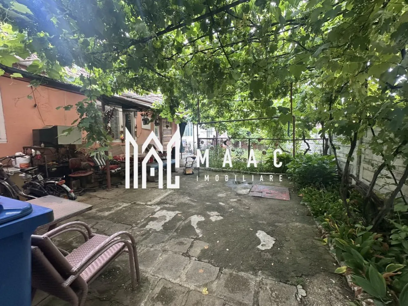 Casa 4 camere Sibiu | Trei Stejari, Sibiu | teren 394 mp - Casă individuală cu 4 camere, situată pe Strada Urlea din zona Trei Stejari, Sibiu, cu 158 mp utili, 222 mp construiți și teren de 394 mp.

Detalii proprietate:
• Casă individuală, finalizată, cu structură din cărămidă și acoperiș din țiglă
• Suprafață utilă: 158 mp
• Suprafață construită: 222 mp
• Teren: 394 mp, cu deschidere la stradă de 12 ml
• Compartimentare în două corpuri de clădire
• Primul corp, construit în anii '70: 2 camere, 2 holuri, 2 cămări, bucătărie, baie și pivniță
• Al doilea corp, edificat în 1986: 2 camere, bucătărie, baie, cămară și pivniță
• În total: 2 băi și 2 bucătării
• Stare interioară: necesită renovare

Proprietatea este amplasată într-o zonă apreciată din Sibiu, cu acces rapid către centrul orașului, Promenada Mall, Gara Sibiu și principalele puncte de interes. Poziționarea oferă acces facil către școli, magazine și mijloace de transport.

Pentru detalii suplimentare și programarea unei vizionări, contactați echipa MAAC Imobiliare și menționați Cod anunț CP3192045.