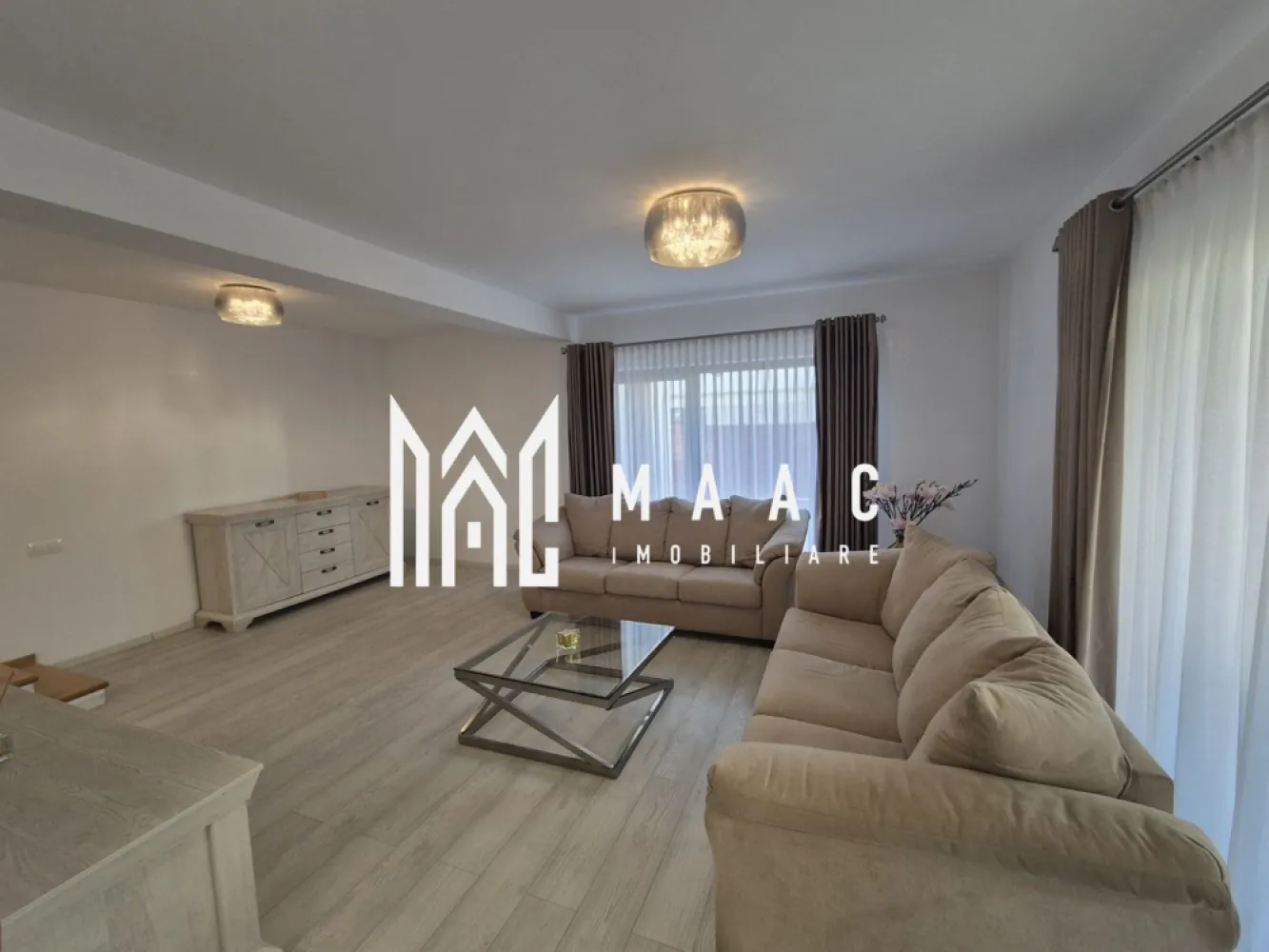 Casă duplex 4 camere | Șelimbăr | 121 mp, curte 220 mp, terasă - Casă tip duplex cu 4 camere de închiriat în Șelimbăr, cu 121 mp utili, curte proprie și terasă, pregătită pentru locuire confortabilă pe termen lung.

Detalii proprietate:
• Suprafață utilă: 121 mp, suprafață construită: 170 mp
• Teren: 220 mp, din care aproximativ 140 mp curte liberă
• Construcție finalizată în 2020, regim P+1
• Compartimentare pe două niveluri: la parter hol de acces, living cu ieșire directă pe terasă, bucătărie separată, cămară, baie și cameră tehnică
• La etaj sunt 3 dormitoare, dressing, hol și baie
• Stare interioară bună
• Se închiriază complet mobilată și utilată
• 2 locuri de parcare, 1 balcon și 1 terasă
• Acoperiș din țiglă

Proprietatea este amplasată într-o zonă rezidențială liniștită din Șelimbăr, cu acces rapid către Shopping City Sibiu, supermarketuri, școli și grădinițe. Conexiunea către centrul orașului și principalele artere de circulație este facilă, ceea ce susține un ritm de locuire comod și bine conectat.

Contactați-ne pentru o vizionare și menționați Cod anunț CP3192246.