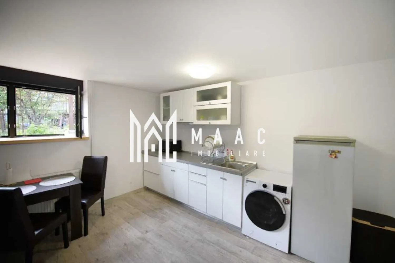 Apartament 1 cameră | Sub Arini, Sibiu | 32 mp, terasă - Apartament cu 1 cameră semidecomandat în Sub Arini, Sibiu, cu 32 mp utili, terasă și curte, potrivit pentru locuire într-o zonă cu acces rapid spre parc și centru.

Detalii proprietate:
• Suprafață utilă: 32 mp
• Compartimentare: cameră, bucătărie, baie, hol și terasă
• Stare interioară: finisat clasic
• Construcție finalizată, an 2000, structură din cărămidă
• 1 baie
• Se vinde nemobilată
• Terasă și curte pentru spațiu exterior

Proprietatea este amplasată aproape de Parcul Sub Arini, magazine, farmacii, mijloace de transport și centrul orașului, oferind acces rapid către punctele de interes din Sibiu.

Cod anunț CP3192699. Contactați-ne pentru mai multe detalii și pentru programarea unei vizionări.