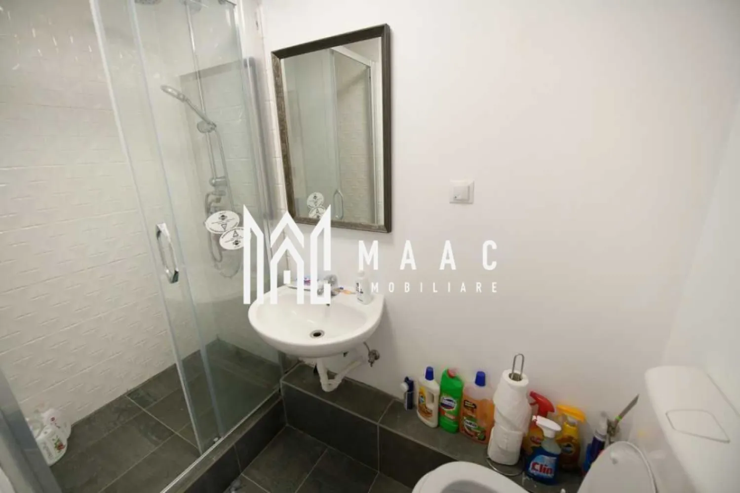 Apartament 1 cameră | Sub Arini, Sibiu | 32 mp, terasă - Apartament cu 1 cameră semidecomandat în Sub Arini, Sibiu, cu 32 mp utili, terasă și curte, potrivit pentru locuire într-o zonă cu acces rapid spre parc și centru.

Detalii proprietate:
• Suprafață utilă: 32 mp
• Compartimentare: cameră, bucătărie, baie, hol și terasă
• Stare interioară: finisat clasic
• Construcție finalizată, an 2000, structură din cărămidă
• 1 baie
• Se vinde nemobilată
• Terasă și curte pentru spațiu exterior

Proprietatea este amplasată aproape de Parcul Sub Arini, magazine, farmacii, mijloace de transport și centrul orașului, oferind acces rapid către punctele de interes din Sibiu.

Cod anunț CP3192699. Contactați-ne pentru mai multe detalii și pentru programarea unei vizionări.