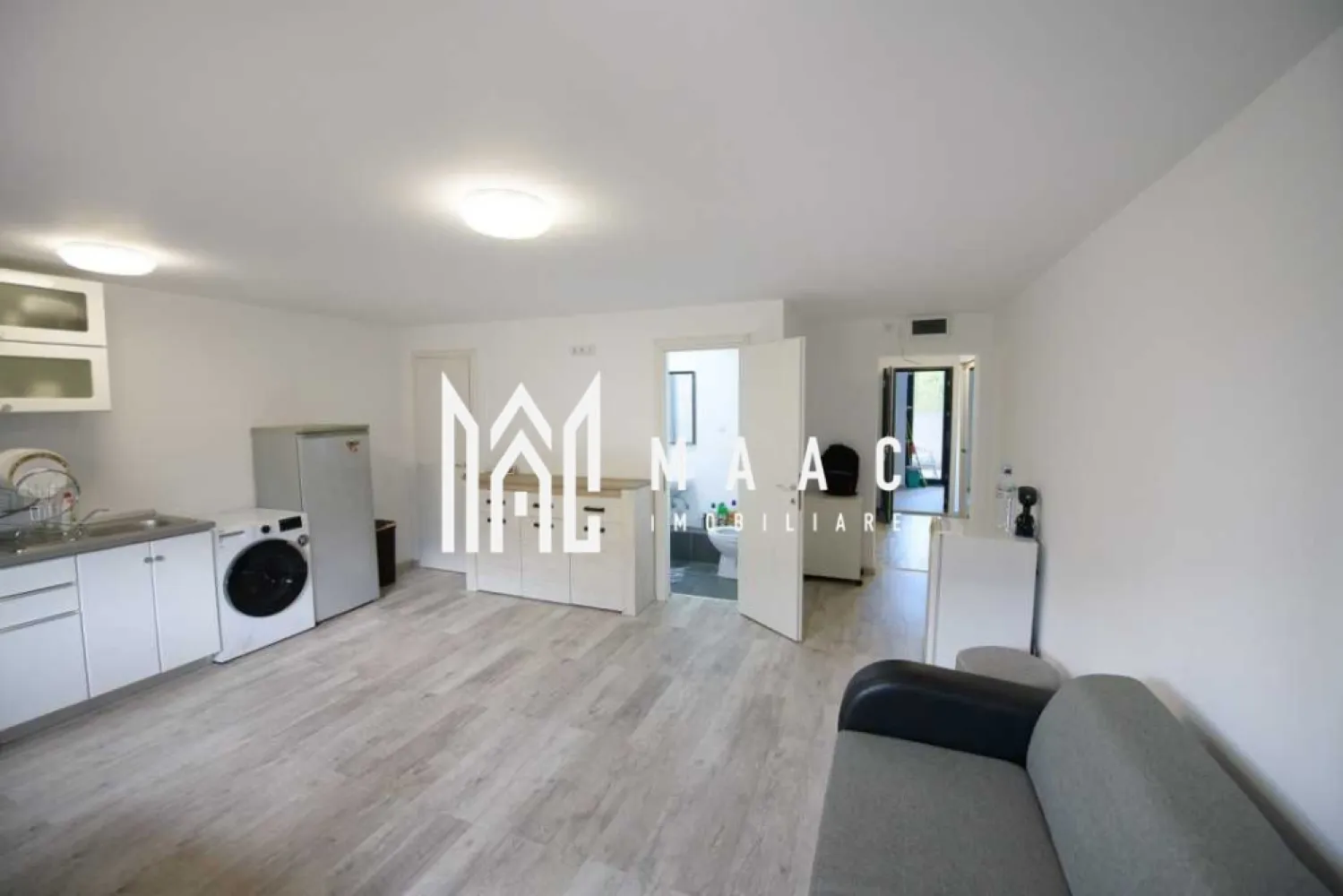 Apartament 1 cameră | Sub Arini, Sibiu | 32 mp, terasă - Apartament cu 1 cameră semidecomandat în Sub Arini, Sibiu, cu 32 mp utili, terasă și curte, potrivit pentru locuire într-o zonă cu acces rapid spre parc și centru.

Detalii proprietate:
• Suprafață utilă: 32 mp
• Compartimentare: cameră, bucătărie, baie, hol și terasă
• Stare interioară: finisat clasic
• Construcție finalizată, an 2000, structură din cărămidă
• 1 baie
• Se vinde nemobilată
• Terasă și curte pentru spațiu exterior

Proprietatea este amplasată aproape de Parcul Sub Arini, magazine, farmacii, mijloace de transport și centrul orașului, oferind acces rapid către punctele de interes din Sibiu.

Cod anunț CP3192699. Contactați-ne pentru mai multe detalii și pentru programarea unei vizionări.