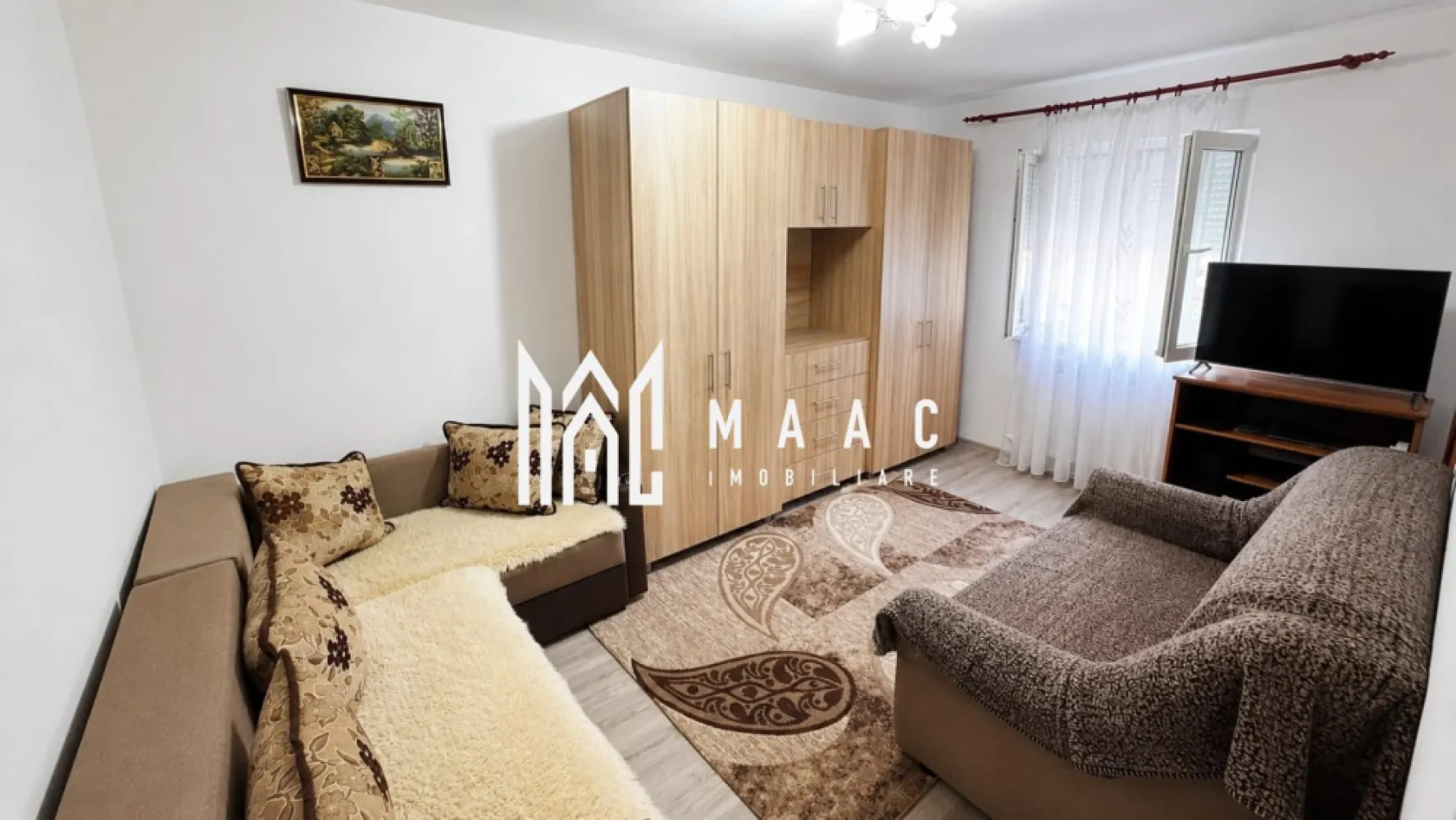 Apartament 1 cameră | 25 mp | Etaj 1 | Ștefan cel Mare - Maac Imobiliare prezintă spre vânzare un apartament cu 1 cameră, situat pe strada Ștefan cel Mare, în cartierul Broscărie, cu o suprafață utilă de 25 mp, ideal atât pentru locuință personală, cât și pentru investiție.

Imobilul este compartimentat eficient, după cum urmează:
Hol de acces
* spațiu de intrare amenajat cu cuier și pantofar
* frigider amplasat în zonă dedicată

Baie
* complet utilată
* cadă
* mașină de spălat

Cameră tip living/dormitor
* 2 canapele
* dulapuri pentru depozitare
* comodă
* televizor
* spațiu luminos și bine organizat

Bucătărie separată
* mobilată complet
* aragaz
* centrală termică proprie
* mobilier de bucătărie funcțional

Apartamentul dispune de rulouri exterioare, oferind un plus de confort și intimitate, iar orientarea vestică asigură lumină naturală în a doua parte a zilei.
Imobilul se află la etajul 1, poziționat pe mijloc, ceea ce îi conferă o eficiență termică ridicată și un confort sporit pe tot parcursul anului.
De asemenea, proprietatea beneficiază de un spațiu de depozitare la demisol, util pentru diverse lucruri sezoniere.

Se vinde complet mobilat și utilat, fiind pregătit pentru mutare imediată.
Pentru mai multe detalii sau pentru programarea unei vizionări, nu ezitați să ne contactați specificand ID: CP3192800
