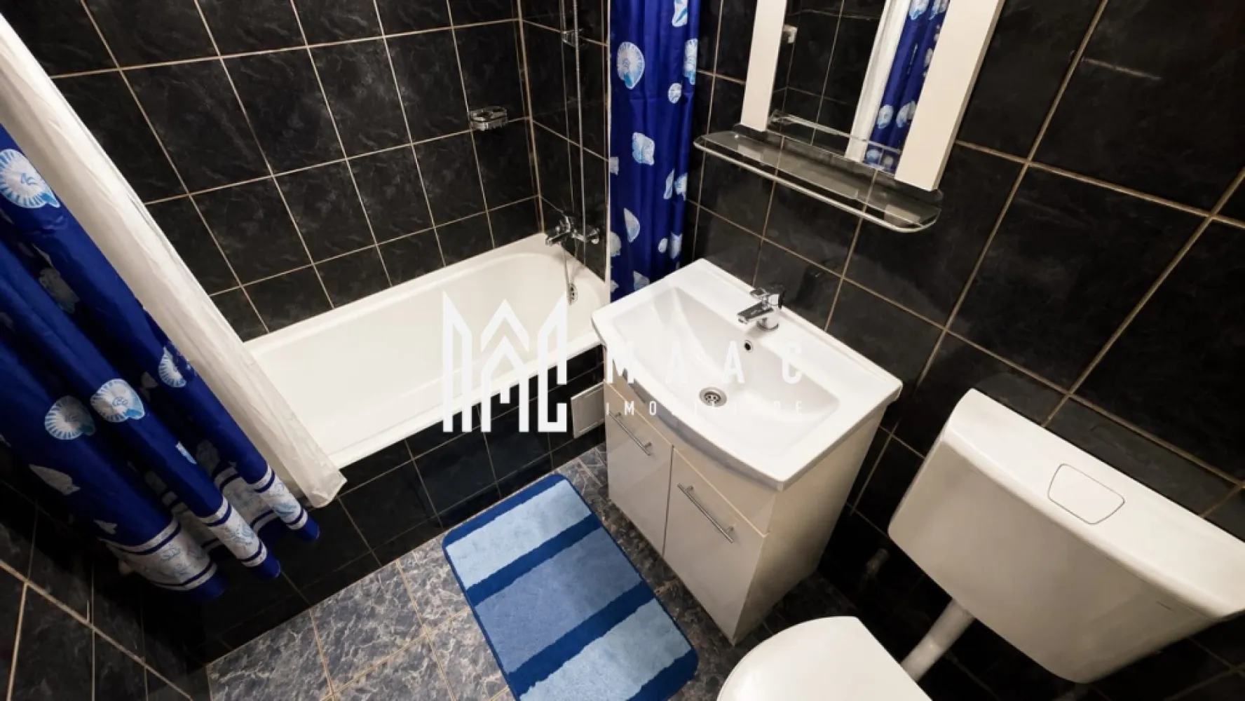 Apartament 1 cameră | 25 mp | Etaj 1 | Ștefan cel Mare - Maac Imobiliare prezintă spre vânzare un apartament cu 1 cameră, situat pe strada Ștefan cel Mare, în cartierul Broscărie, cu o suprafață utilă de 25 mp, ideal atât pentru locuință personală, cât și pentru investiție.

Imobilul este compartimentat eficient, după cum urmează:
Hol de acces
* spațiu de intrare amenajat cu cuier și pantofar
* frigider amplasat în zonă dedicată

Baie
* complet utilată
* cadă
* mașină de spălat

Cameră tip living/dormitor
* 2 canapele
* dulapuri pentru depozitare
* comodă
* televizor
* spațiu luminos și bine organizat

Bucătărie separată
* mobilată complet
* aragaz
* centrală termică proprie
* mobilier de bucătărie funcțional

Apartamentul dispune de rulouri exterioare, oferind un plus de confort și intimitate, iar orientarea vestică asigură lumină naturală în a doua parte a zilei.
Imobilul se află la etajul 1, poziționat pe mijloc, ceea ce îi conferă o eficiență termică ridicată și un confort sporit pe tot parcursul anului.
De asemenea, proprietatea beneficiază de un spațiu de depozitare la demisol, util pentru diverse lucruri sezoniere.

Se vinde complet mobilat și utilat, fiind pregătit pentru mutare imediată.
Pentru mai multe detalii sau pentru programarea unei vizionări, nu ezitați să ne contactați specificand ID: CP3192800