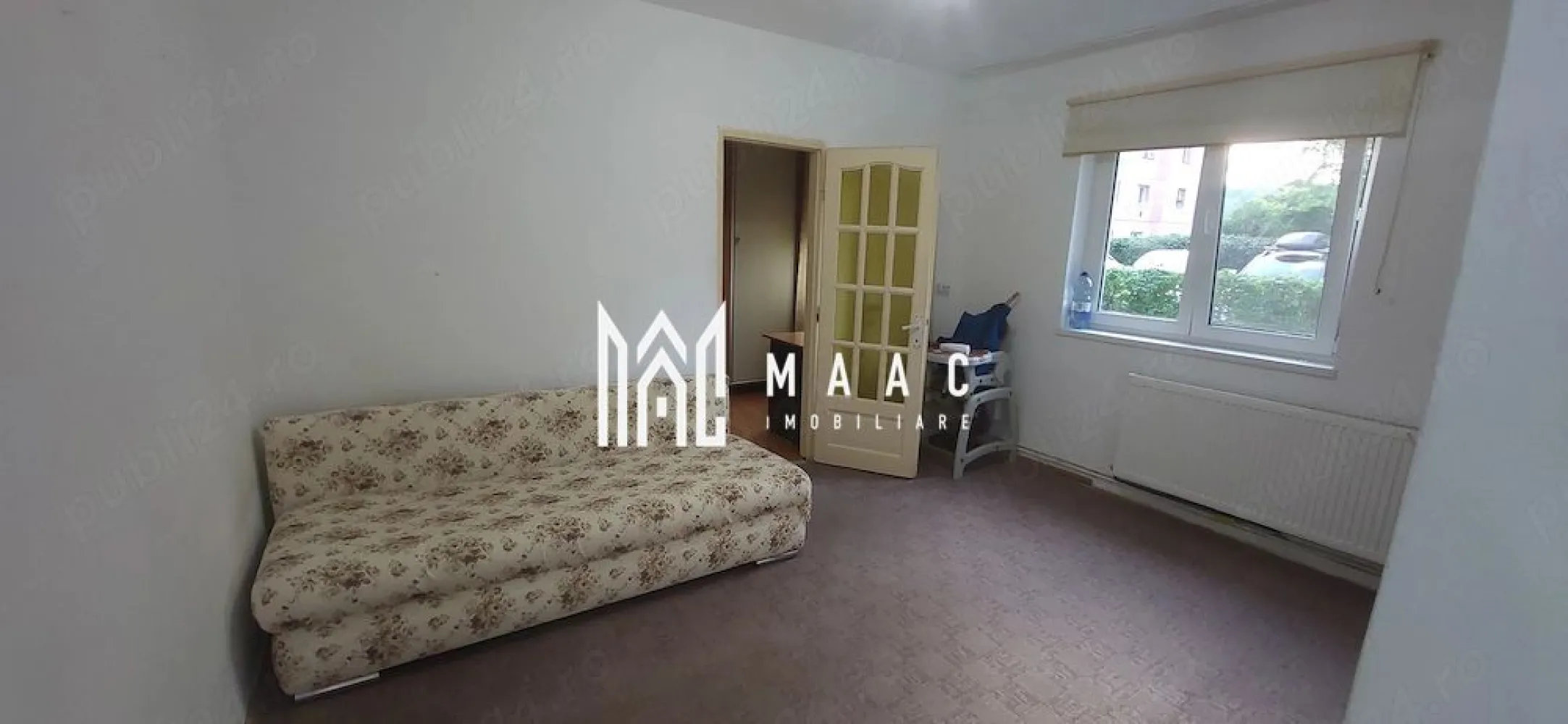 Apartament 2 camere nedecomandat | Central, Cisnădie | 32 mp, parter - Apartament cu 2 camere de vânzare în zona Central din Cisnădie, situat la parter, cu 32 mp utili și instalații modernizate, potrivit pentru locuire imediată.

Detalii proprietate:
• Suprafață utilă: 32 mp
• Suprafață construită: 38 mp
• Compartimentare: nedecomandat
• Etaj: parter din 4
• An construcție: 1977
• Stare interioară: bună
• Orientare vestică
• Centrală termică proprie, montată în 2020
• Instalația de apă înlocuită
• Instalația electrică refăcută integral pe cupru
• Disponibil imediat

Apartamentul este situat pe Strada Stejarului, în zona Central din Cisnădie, cu spațiu verde în fața imobilului. Parcul pentru copii este la aproximativ 2 minute de mers pe jos, școala la aproximativ 5 minute, iar magazinele, farmaciile și mijloacele de transport sunt în apropiere.

Cod anunț CP3193218. Contactați echipa MAAC Imobiliare pentru detalii suplimentare și pentru programarea unei vizionări.