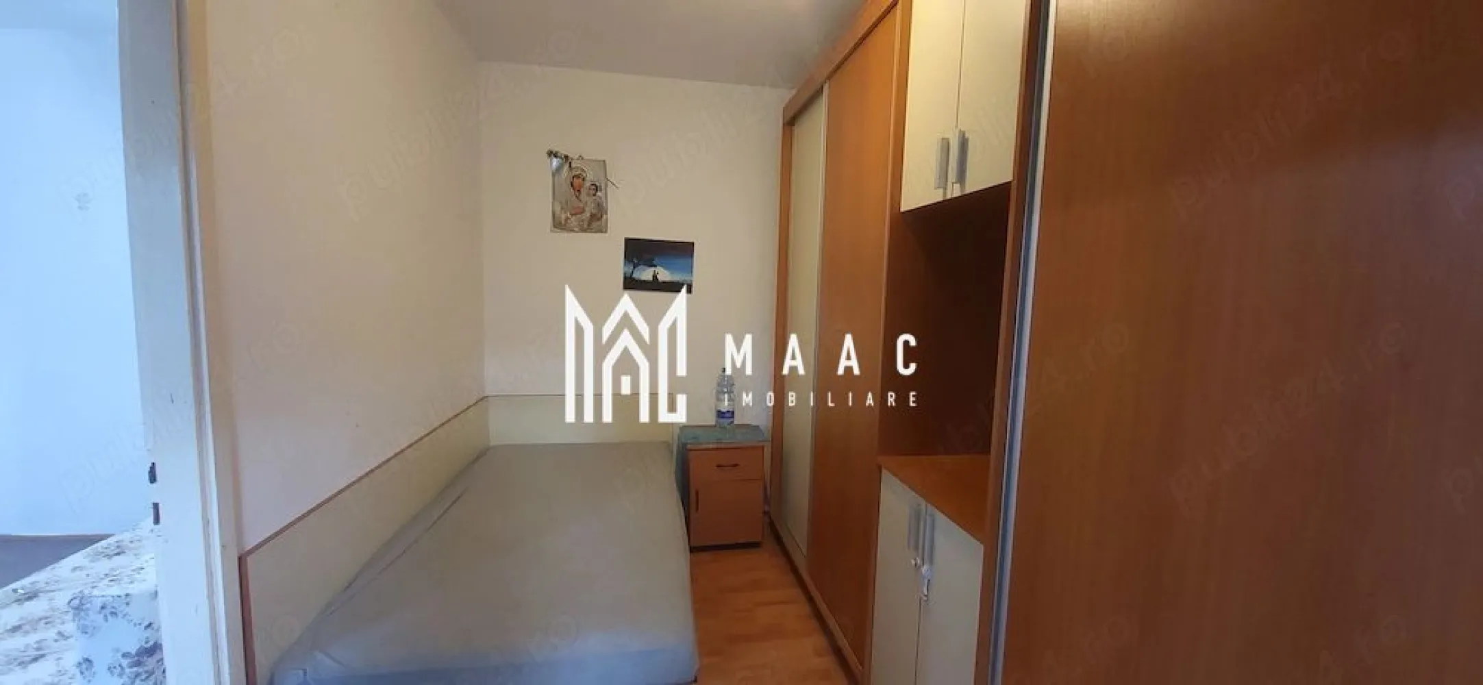 Apartament 2 camere nedecomandat | Central, Cisnădie | 32 mp, parter - Apartament cu 2 camere de vânzare în zona Central din Cisnădie, situat la parter, cu 32 mp utili și instalații modernizate, potrivit pentru locuire imediată.

Detalii proprietate:
• Suprafață utilă: 32 mp
• Suprafață construită: 38 mp
• Compartimentare: nedecomandat
• Etaj: parter din 4
• An construcție: 1977
• Stare interioară: bună
• Orientare vestică
• Centrală termică proprie, montată în 2020
• Instalația de apă înlocuită
• Instalația electrică refăcută integral pe cupru
• Disponibil imediat

Apartamentul este situat pe Strada Stejarului, în zona Central din Cisnădie, cu spațiu verde în fața imobilului. Parcul pentru copii este la aproximativ 2 minute de mers pe jos, școala la aproximativ 5 minute, iar magazinele, farmaciile și mijloacele de transport sunt în apropiere.

Cod anunț CP3193218. Contactați echipa MAAC Imobiliare pentru detalii suplimentare și pentru programarea unei vizionări.