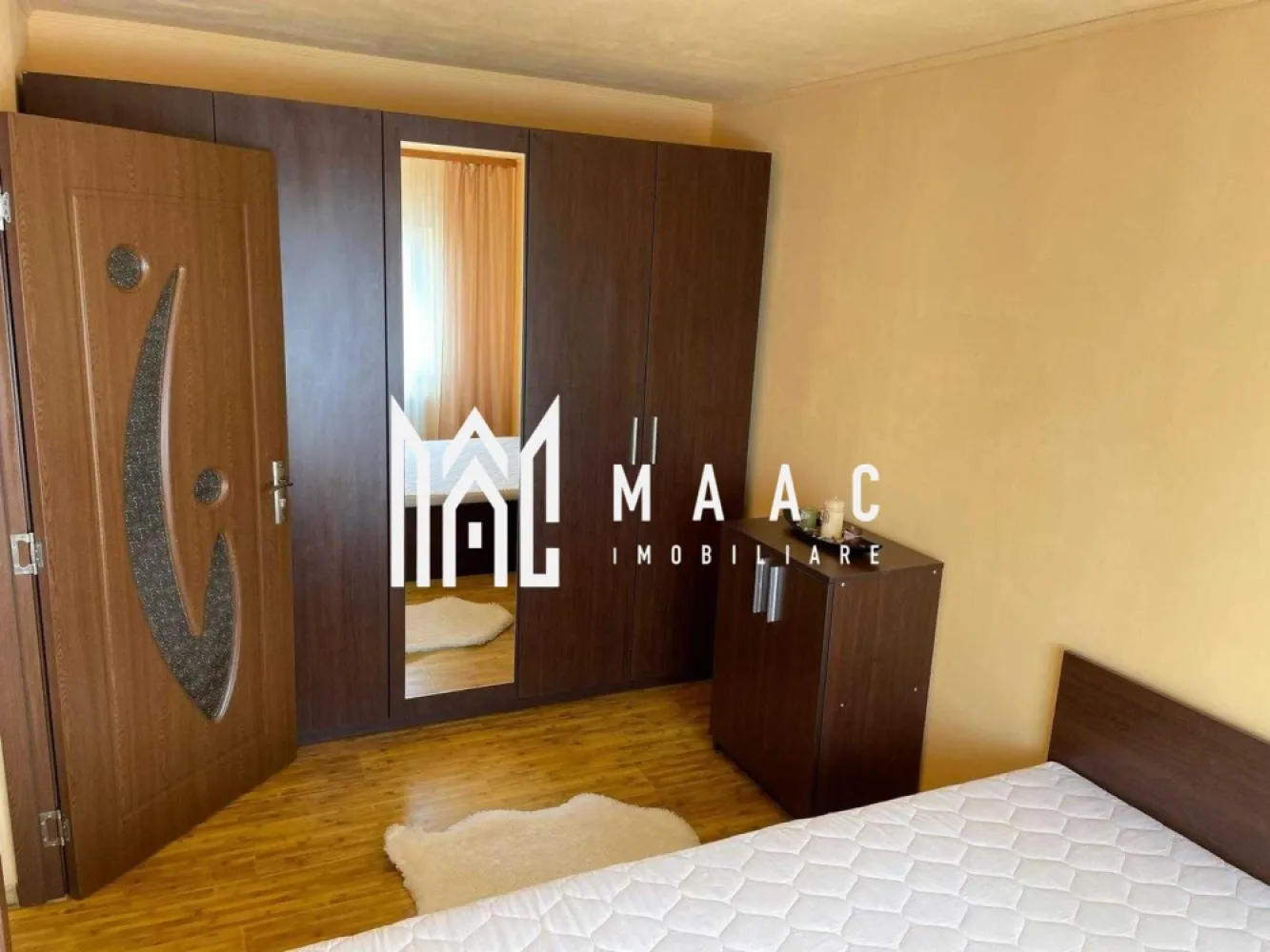 Apartament de vânzare Sibiu 2 camere | Cedonia | 40 mp, semidecomandat - Apartament cu 2 camere semidecomandat de vânzare în Sibiu, zona Cedonia, cu 40 mp utili, situat la etajul 5 al unui imobil finalizat în 2010, disponibil imediat.

Detalii proprietate:
• Suprafață utilă: 40 mp
• Suprafață construită: 50 mp
• Compartimentare: 2 camere semidecomandate
• 1 dormitor, 1 baie, 1 bucătărie
• Etaj 5 din 5
• Stare interioară: bună
• Bucătărie separată, mobilată și utilată
• Baie cu cadă
• Pardoseli din lemn
• Apartament disponibil imediat

Localizarea în zona Cedonia, în cartierul Hipodrom, oferă acces facil către punctele de interes ale orașului. În apropiere se află sediul Agenției pentru Protecția Mediului, magazine, farmacii, supermarketuri, școli, grădinițe, mijloace de transport în comun și centre comerciale.

Pentru detalii suplimentare și programarea unei vizionări, contactați echipa MAAC Imobiliare și menționați Cod anunț CP3193313.