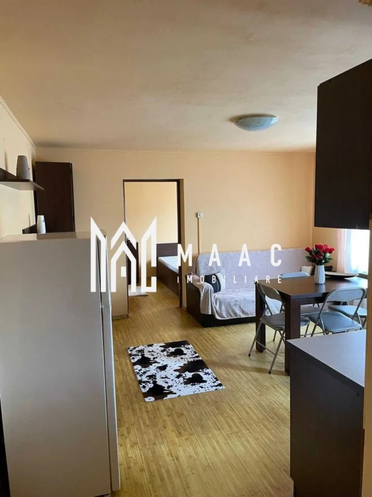 Apartament de vânzare Sibiu 2 camere | Cedonia | 40 mp, semidecomandat - Apartament cu 2 camere semidecomandat de vânzare în Sibiu, zona Cedonia, cu 40 mp utili, situat la etajul 5 al unui imobil finalizat în 2010, disponibil imediat.

Detalii proprietate:
• Suprafață utilă: 40 mp
• Suprafață construită: 50 mp
• Compartimentare: 2 camere semidecomandate
• 1 dormitor, 1 baie, 1 bucătărie
• Etaj 5 din 5
• Stare interioară: bună
• Bucătărie separată, mobilată și utilată
• Baie cu cadă
• Pardoseli din lemn
• Apartament disponibil imediat

Localizarea în zona Cedonia, în cartierul Hipodrom, oferă acces facil către punctele de interes ale orașului. În apropiere se află sediul Agenției pentru Protecția Mediului, magazine, farmacii, supermarketuri, școli, grădinițe, mijloace de transport în comun și centre comerciale.

Pentru detalii suplimentare și programarea unei vizionări, contactați echipa MAAC Imobiliare și menționați Cod anunț CP3193313.