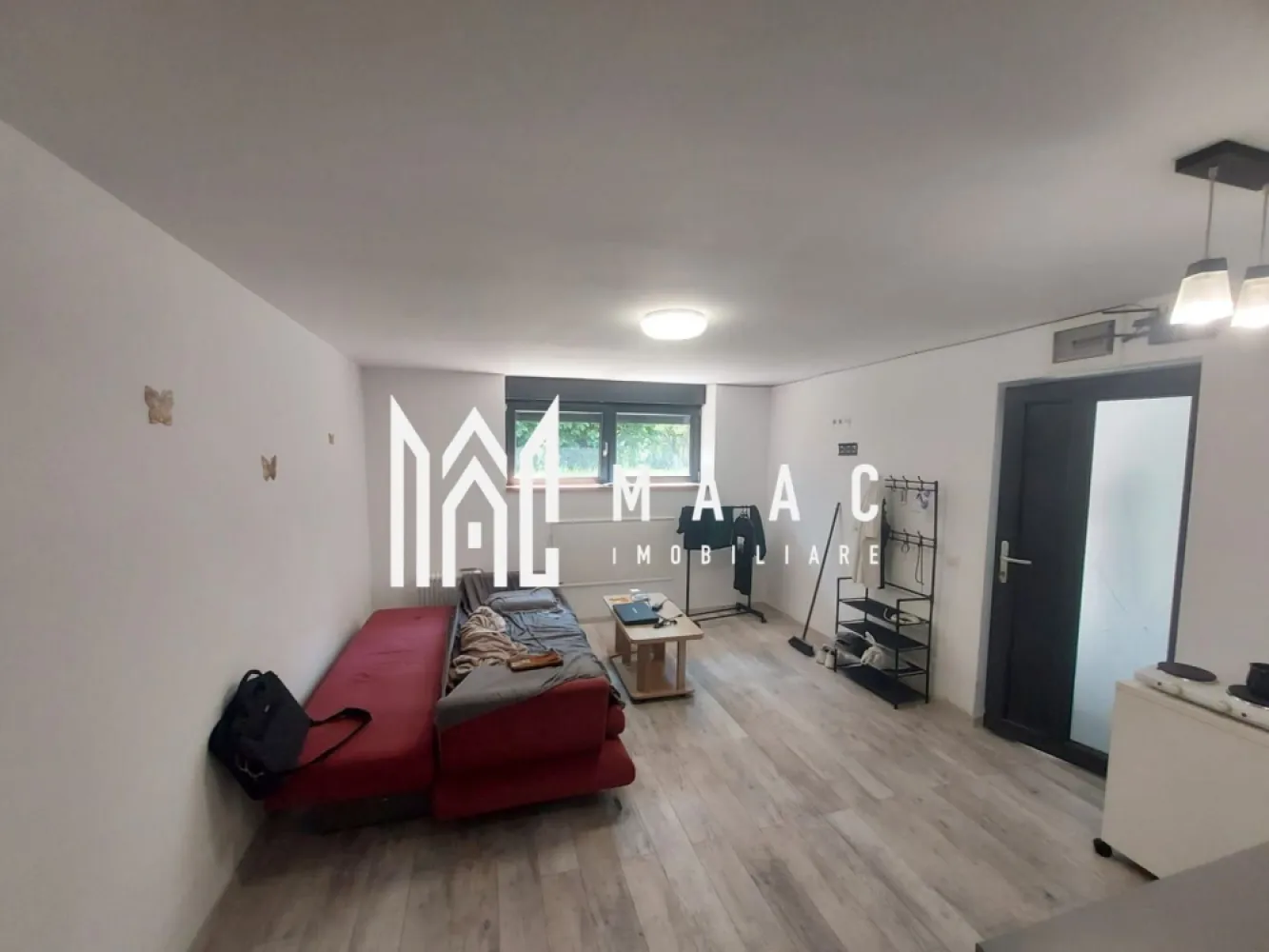 Apartament 1 cameră | Sub Arini, Sibiu | 26 mp, curte, - Apartament cu 1 cameră semidecomandat, situat în Sub Arini la demisolul unui imobil de tip vila, Sibiu, cu 26 mp utili, terasă și curte, complet mobilat și pregătit pentru mutare.

Detalii proprietate:
• Suprafață utilă: 26 mp
• Compartimentare: cameră, bucătărie, baie, hol și terasă
• 1 baie și 1 bucătărie
• Finisaje clasice
• Imobil finalizat, construit în anul 2000
• Se vinde complet mobilat
• Curtea și terasa oferă spațiu suplimentar pentru relaxare

Zonă și acces:
Proprietatea este amplasată în Sub Arini, una dintre zonele apreciate din Sibiu, aproape de Parcul Sub Arini, magazine, farmacii, mijloace de transport și centrul orașului.

Pentru mai multe detalii și pentru programarea unei vizionări, contactați echipa MAAC Imobiliare și menționați Cod anunț CP3193371.
