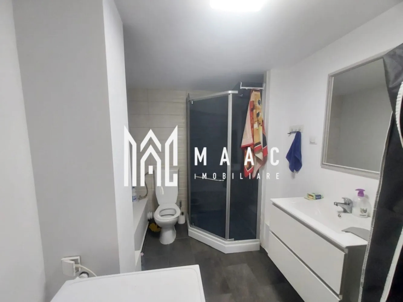 Apartament 1 cameră | Sub Arini, Sibiu | 26 mp, curte, - Apartament cu 1 cameră semidecomandat, situat în Sub Arini la demisolul unui imobil de tip vila, Sibiu, cu 26 mp utili, terasă și curte, complet mobilat și pregătit pentru mutare.

Detalii proprietate:
• Suprafață utilă: 26 mp
• Compartimentare: cameră, bucătărie, baie, hol și terasă
• 1 baie și 1 bucătărie
• Finisaje clasice
• Imobil finalizat, construit în anul 2000
• Se vinde complet mobilat
• Curtea și terasa oferă spațiu suplimentar pentru relaxare

Zonă și acces:
Proprietatea este amplasată în Sub Arini, una dintre zonele apreciate din Sibiu, aproape de Parcul Sub Arini, magazine, farmacii, mijloace de transport și centrul orașului.

Pentru mai multe detalii și pentru programarea unei vizionări, contactați echipa MAAC Imobiliare și menționați Cod anunț CP3193371.