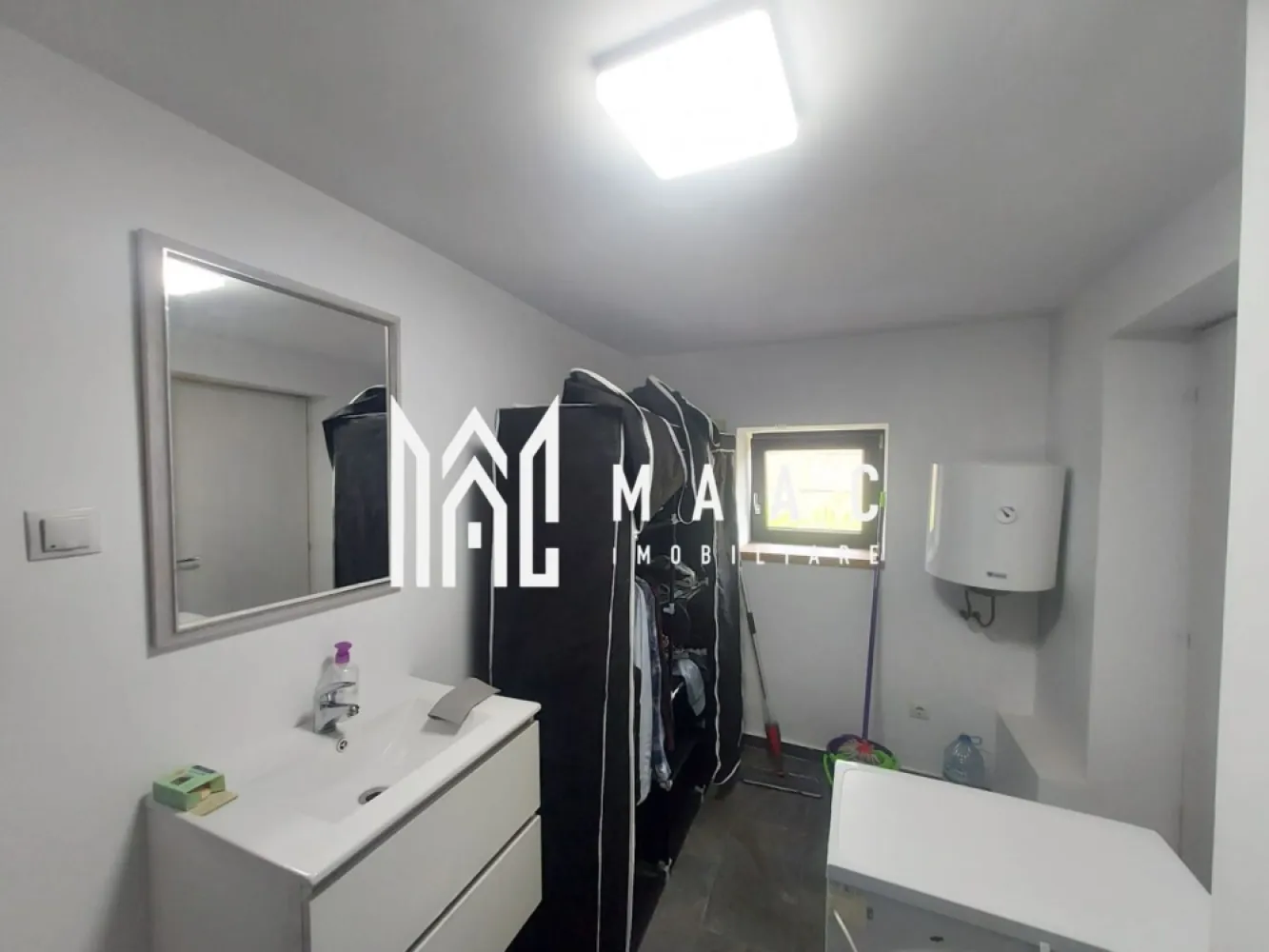 Apartament 1 cameră | Sub Arini, Sibiu | 26 mp, curte, - Apartament cu 1 cameră semidecomandat, situat în Sub Arini la demisolul unui imobil de tip vila, Sibiu, cu 26 mp utili, terasă și curte, complet mobilat și pregătit pentru mutare.

Detalii proprietate:
• Suprafață utilă: 26 mp
• Compartimentare: cameră, bucătărie, baie, hol și terasă
• 1 baie și 1 bucătărie
• Finisaje clasice
• Imobil finalizat, construit în anul 2000
• Se vinde complet mobilat
• Curtea și terasa oferă spațiu suplimentar pentru relaxare

Zonă și acces:
Proprietatea este amplasată în Sub Arini, una dintre zonele apreciate din Sibiu, aproape de Parcul Sub Arini, magazine, farmacii, mijloace de transport și centrul orașului.

Pentru mai multe detalii și pentru programarea unei vizionări, contactați echipa MAAC Imobiliare și menționați Cod anunț CP3193371.