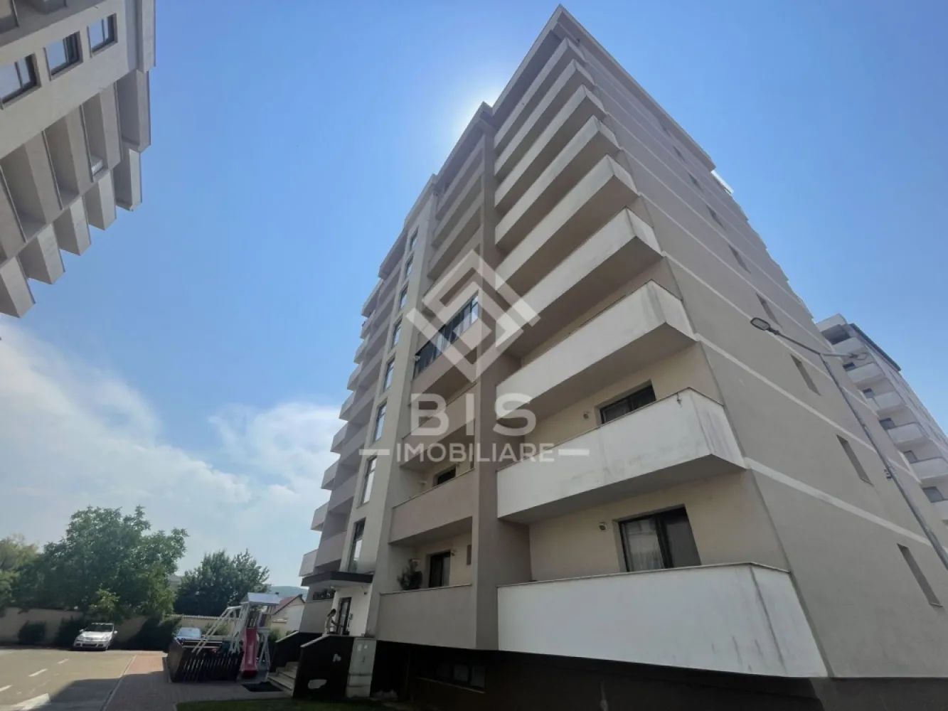 Apartament spațios în Zona ISU | 78 mp utili | Loc de parcare - Vă propunem spre închiriere un apartament modern și foarte spațios, situat într-un bloc nou din zona ISU.,Acces facil către supermarketuri, stații de transport în comun și centura orașului, o locație excelentă ce oferă acces rapid către punctele de interes ale orașului, dar și liniște față de agitația centrală.
Detalii principale:

Suprafață utilă: 78 mp 

Etaj: 4 din 7 

Stare: Finisat, mobilat și utilat complet 

Compartimentare inteligentă:

Living luminos și primitor

Bucătărie separată

Dormitoare spațioase

Baie modernă

Balcon deschis

Avantaje și dotări:

Centrală proprie și geamuri termopan

Electrocasnice incluse

Loc de parcare inclus