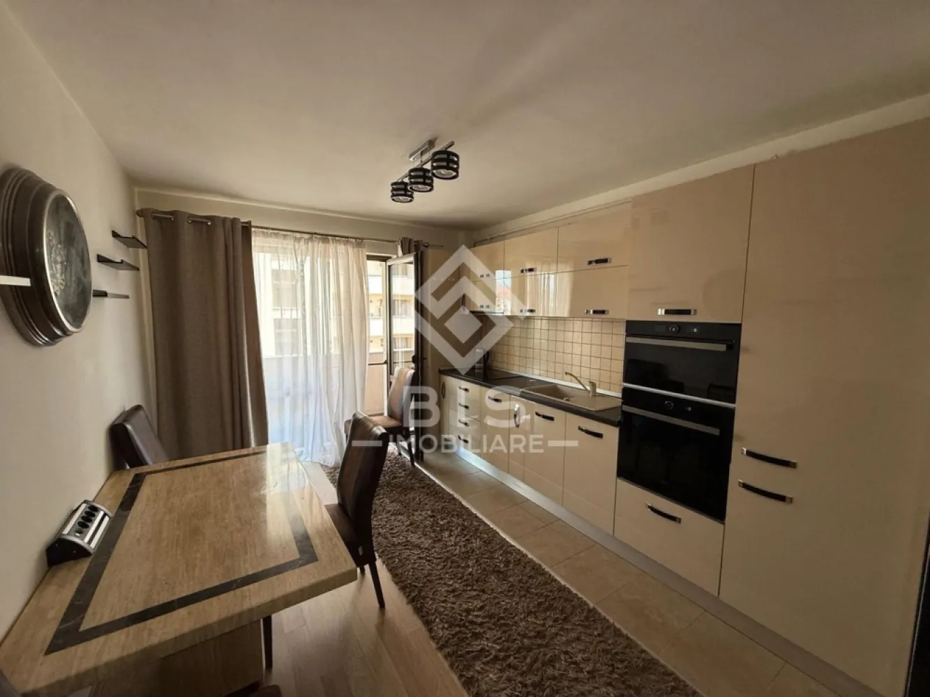 Apartament spațios în Zona ISU | 78 mp utili | Loc de parcare - Vă propunem spre închiriere un apartament modern și foarte spațios, situat într-un bloc nou din zona ISU.,Acces facil către supermarketuri, stații de transport în comun și centura orașului, o locație excelentă ce oferă acces rapid către punctele de interes ale orașului, dar și liniște față de agitația centrală.
Detalii principale:

Suprafață utilă: 78 mp 

Etaj: 4 din 7 

Stare: Finisat, mobilat și utilat complet 

Compartimentare inteligentă:

Living luminos și primitor

Bucătărie separată

Dormitoare spațioase

Baie modernă

Balcon deschis

Avantaje și dotări:

Centrală proprie și geamuri termopan

Electrocasnice incluse

Loc de parcare inclus