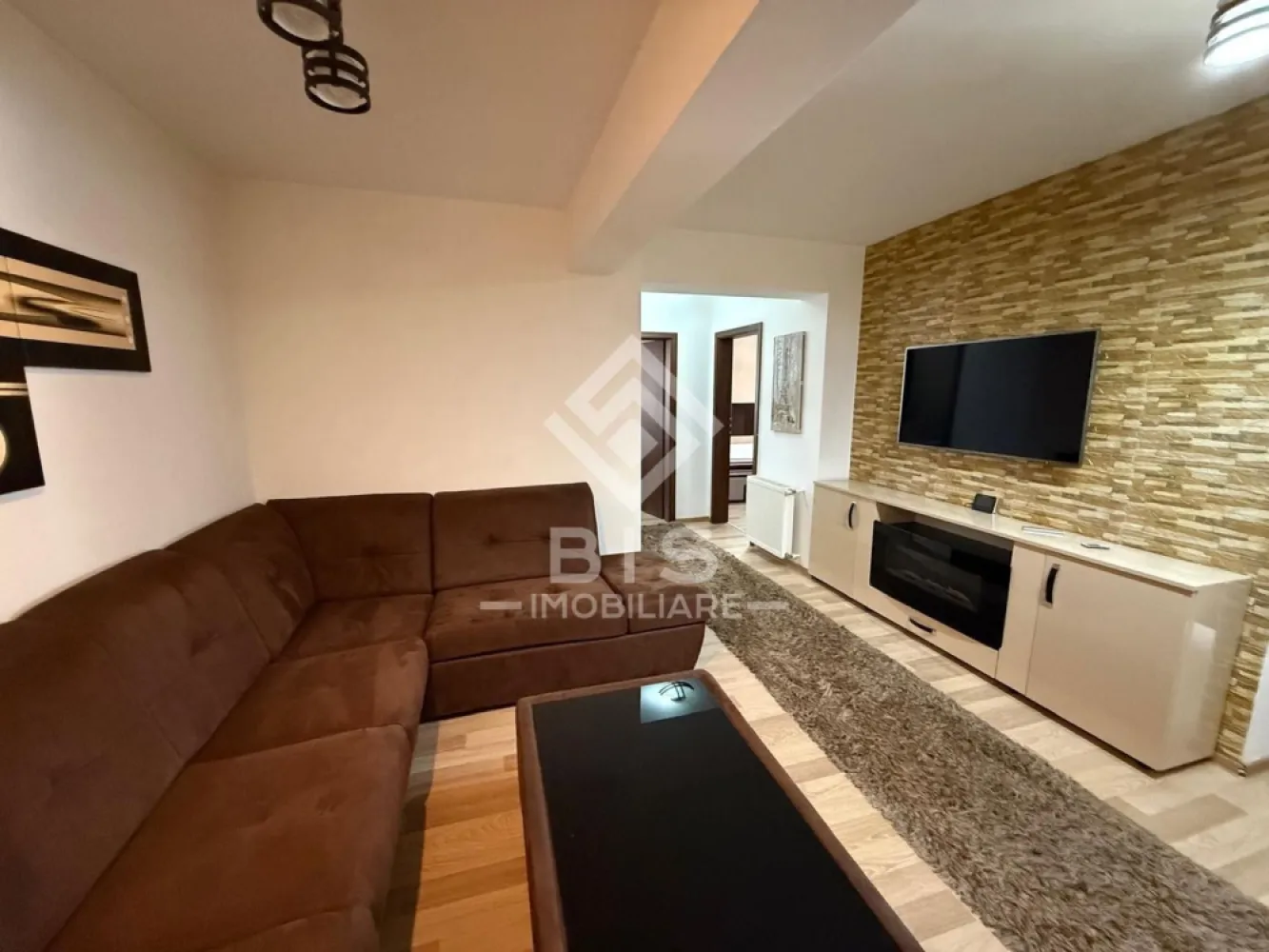 Apartament spațios în Zona ISU | 78 mp utili | Loc de parcare - Vă propunem spre închiriere un apartament modern și foarte spațios, situat într-un bloc nou din zona ISU.,Acces facil către supermarketuri, stații de transport în comun și centura orașului, o locație excelentă ce oferă acces rapid către punctele de interes ale orașului, dar și liniște față de agitația centrală.
Detalii principale:

Suprafață utilă: 78 mp 

Etaj: 4 din 7 

Stare: Finisat, mobilat și utilat complet 

Compartimentare inteligentă:

Living luminos și primitor

Bucătărie separată

Dormitoare spațioase

Baie modernă

Balcon deschis

Avantaje și dotări:

Centrală proprie și geamuri termopan

Electrocasnice incluse

Loc de parcare inclus