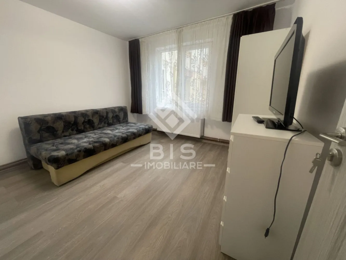 Apartament 2 camere | 55 mp utili - Ofer spre închiriere un apartament modern și extrem de primitor, cu o suprafață utilă de 55 mp, situat la etajul 2. 
✨ Dotări și avantaje:
Compartimentare optimă: Spațios, aerisit și bine gândit.
Etaj intermediar: Considerat cel mai confortabil și căutat etaj.
Luminozitate maximă: Orientare ideală către soare.
Zonă excelentă: Oază de liniște datorită proximității apei, dar cu acces rapid către punctele de interes (magazine, transport în comun).