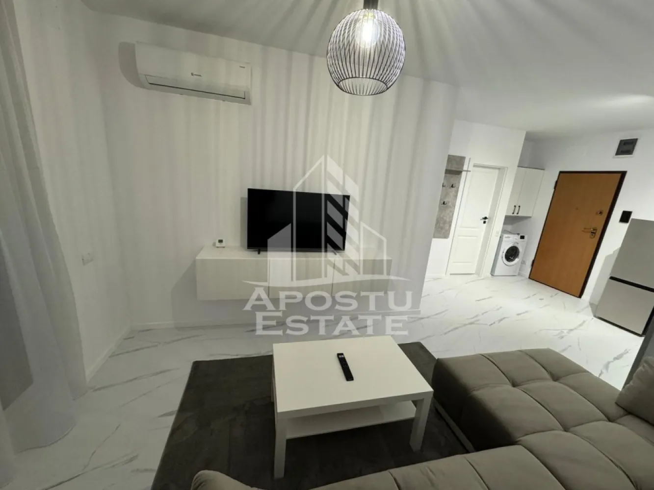 Apartament 2 camere, de vanzare, zona Torontalului, Timisoara - Agentia imobiliara Apostu Estate va oferă spre vânzare, un apartament cu 2 camere situat la etaj intermediar, la etajul 2 al unui bloc cred dispune de lift, in zona Torontalului, Timisoara.

Apartamentul are o suprafata aproximativa de 40 pm + balcon, fiind compartimentat astfel:
- living spatios open space cu bucataria cu acces pe balcon 
- dormitor matrimonial luminos 
- baie prevazuta cu cada 
- apartamentul beneficiaza de loc de parcare inclus

Confortul termic este realizat prin centrala proprie, avand incalzire in pardoseala, dar si prin intermediul aparatului de aer condiționat.

Agentia imobiliara Apostu Estate va ofera consultanta bancara gratuita prin intermediul colaboratorilor nostri pentru alegerea celui mai potrivit tip de credit, astfel incat tu sa devi noul proprietar al acestui apartament.

Va asteptam cu drag la o vizionare chiar astazi!