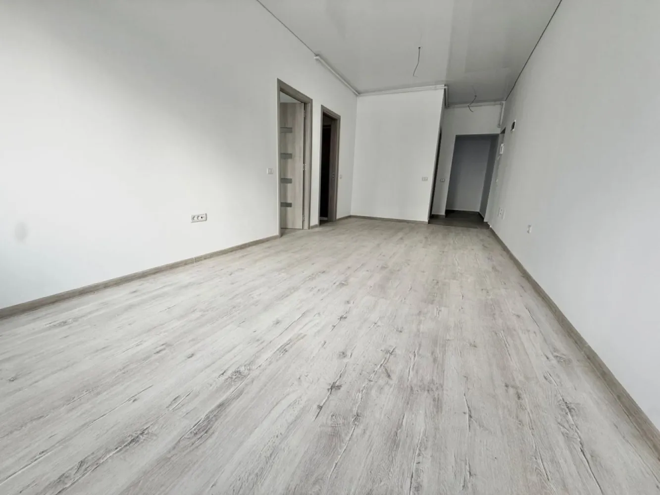 Apartament 2 camere decomandat - Militari Residence - TVA INCLUS !! Comision 0% Oferta de vanzare apartament cu 2 camere decomandat, situat la parterul unui bloc nou, ce dispune de lift. Suprafața utilă de aproximativ 50 mp oferă un spațiu generos și eficient compartimentat, ideal pentru un cuplu sau o familie mică. Apartamentul este disponibil pentru mutare imediată și beneficiază de o locație excelentă în zona Militari Residence, într-o zonă liniștită, dar în apropierea tuturor facilităților necesare unei vieți confortabile: - Parc în apropiere - Școală și grădiniță în zonă - Acces rapid la transport public - Mall, magazine și centre comerciale în apropiere Imobilul este situat într-un bloc cu 6 etaje, recent construit, perfect pentru un trai modern. *Caracteristici:* - Suprafață utilă: aproximativ 50 mp - 2 camere decomandate Pentru mai multe detalii sau pentru programarea unei vizionări, nu ezitați să ne contactați!