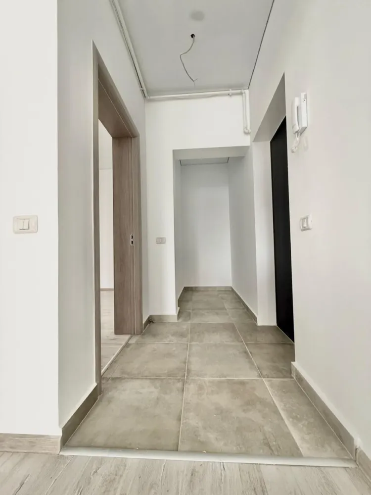 Apartament 2 camere decomandat - Militari Residence - TVA INCLUS !! Comision 0% Oferta de vanzare apartament cu 2 camere decomandat, situat la parterul unui bloc nou, ce dispune de lift. Suprafața utilă de aproximativ 50 mp oferă un spațiu generos și eficient compartimentat, ideal pentru un cuplu sau o familie mică. Apartamentul este disponibil pentru mutare imediată și beneficiază de o locație excelentă în zona Militari Residence, într-o zonă liniștită, dar în apropierea tuturor facilităților necesare unei vieți confortabile: - Parc în apropiere - Școală și grădiniță în zonă - Acces rapid la transport public - Mall, magazine și centre comerciale în apropiere Imobilul este situat într-un bloc cu 6 etaje, recent construit, perfect pentru un trai modern. *Caracteristici:* - Suprafață utilă: aproximativ 50 mp - 2 camere decomandate Pentru mai multe detalii sau pentru programarea unei vizionări, nu ezitați să ne contactați!