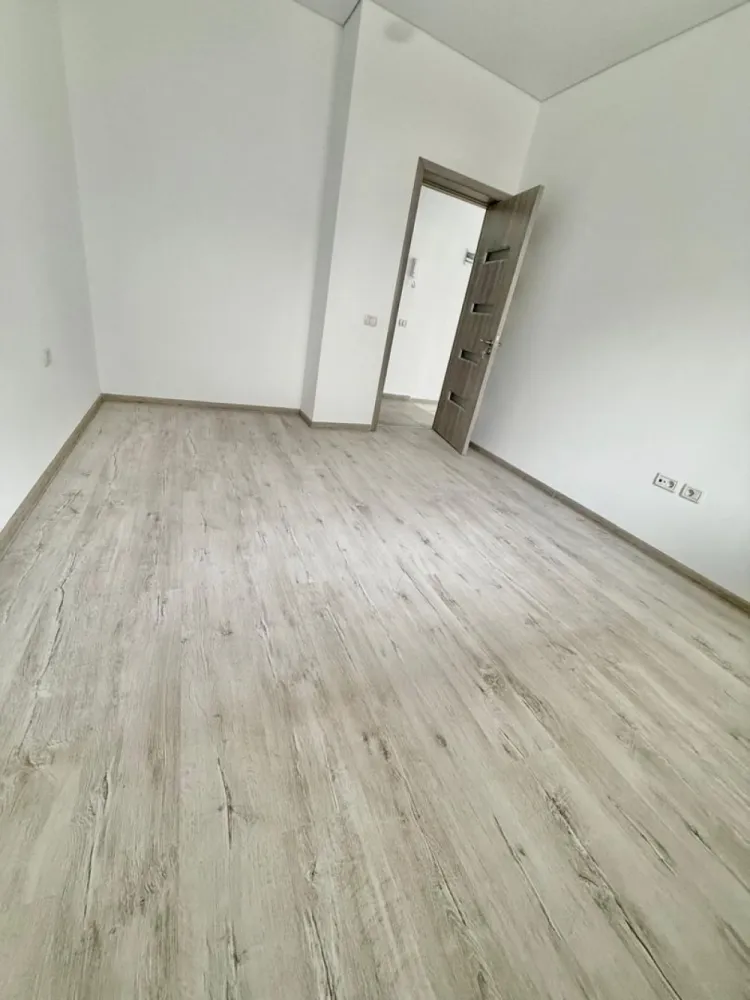 Apartament 2 camere decomandat - Militari Residence - TVA INCLUS !! Comision 0% Oferta de vanzare apartament cu 2 camere decomandat, situat la parterul unui bloc nou, ce dispune de lift. Suprafața utilă de aproximativ 50 mp oferă un spațiu generos și eficient compartimentat, ideal pentru un cuplu sau o familie mică. Apartamentul este disponibil pentru mutare imediată și beneficiază de o locație excelentă în zona Militari Residence, într-o zonă liniștită, dar în apropierea tuturor facilităților necesare unei vieți confortabile: - Parc în apropiere - Școală și grădiniță în zonă - Acces rapid la transport public - Mall, magazine și centre comerciale în apropiere Imobilul este situat într-un bloc cu 6 etaje, recent construit, perfect pentru un trai modern. *Caracteristici:* - Suprafață utilă: aproximativ 50 mp - 2 camere decomandate Pentru mai multe detalii sau pentru programarea unei vizionări, nu ezitați să ne contactați!