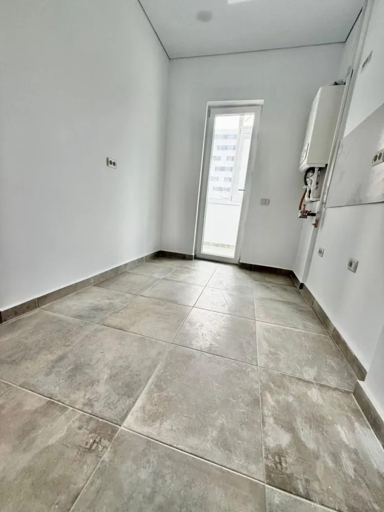 Apartament 2 camere decomandat - Militari Residence - TVA INCLUS !! Comision 0% Oferta de vanzare apartament cu 2 camere decomandat, situat la parterul unui bloc nou, ce dispune de lift. Suprafața utilă de aproximativ 50 mp oferă un spațiu generos și eficient compartimentat, ideal pentru un cuplu sau o familie mică. Apartamentul este disponibil pentru mutare imediată și beneficiază de o locație excelentă în zona Militari Residence, într-o zonă liniștită, dar în apropierea tuturor facilităților necesare unei vieți confortabile: - Parc în apropiere - Școală și grădiniță în zonă - Acces rapid la transport public - Mall, magazine și centre comerciale în apropiere Imobilul este situat într-un bloc cu 6 etaje, recent construit, perfect pentru un trai modern. *Caracteristici:* - Suprafață utilă: aproximativ 50 mp - 2 camere decomandate Pentru mai multe detalii sau pentru programarea unei vizionări, nu ezitați să ne contactați!