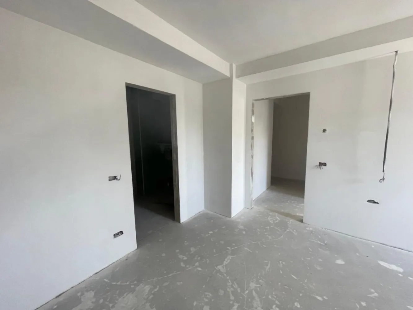 Apartament nou, ultracentral, 3 cam, 89,4 mp. 165 000 E (+TVA ) - De vânzare: apartament nou, ultracentral, 3 camere, 89,4 mp utili. 165 000 E (pretul nu include TVA ). La doar 1 MINUT de piata Unirii, punctul cel mai central al Orasului Oradea va oferim un apartament cu o suprafata generoasa intr-o Locație premium Localizat strategic in zona centrala, blocul oferă acces facil la toate punctele de interes din oraș.Fațada ventilată,Ferestrele termopan bluEvolution82, Pardoseala încălzită sunt cateva elemente care asigura un confort sporit al locuintei.Construcția își propune să ofere un mediu de locuit confortabil, sigur și eficient din punct de vedere energetic, respectând cele mai înalte standarde de calitate și design.Blocul este construit folosind materiale de cea mai bună calitate, asigurând astfel durabilitate și rezistență pe termen lungSistem de izolație termică și fonică avansat, garantând confortul termic și liniștea locatarilor.Ferestre cu geam termopan de ultimă generație, asigurând un consum redus de energie și protecție împotriva zgomotului exterior.Apartamentul se preda finisat la alb.

Preț:165.000 Euro + TVA.

Contact: Sorin Gligor

TEL:0731290032