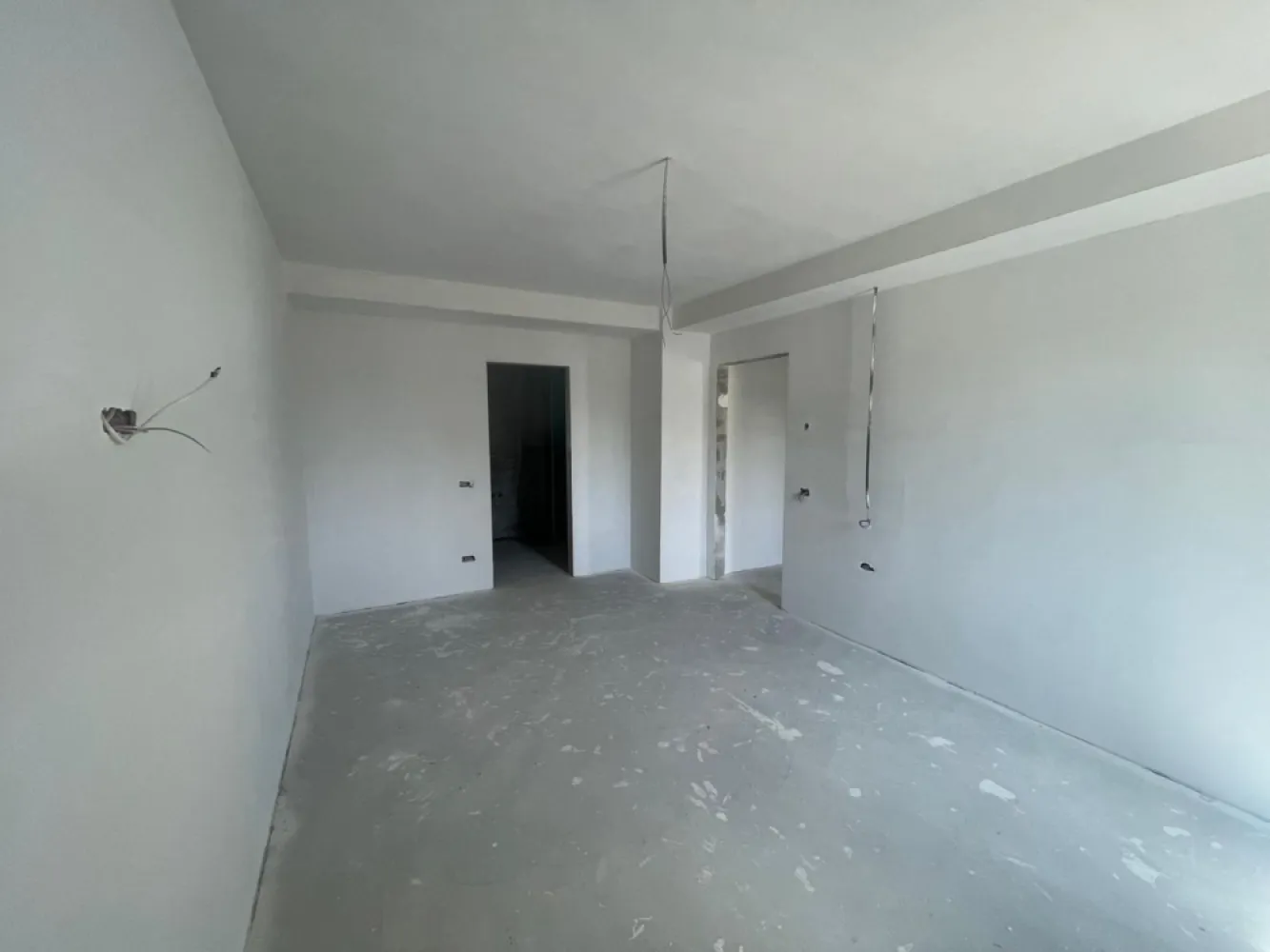 Apartament nou, ultracentral, 3 cam, 89,4 mp. 165 000 E (+TVA ) - De vânzare: apartament nou, ultracentral, 3 camere, 89,4 mp utili. 165 000 E (pretul nu include TVA ). La doar 1 MINUT de piata Unirii, punctul cel mai central al Orasului Oradea va oferim un apartament cu o suprafata generoasa intr-o Locație premium Localizat strategic in zona centrala, blocul oferă acces facil la toate punctele de interes din oraș.Fațada ventilată,Ferestrele termopan bluEvolution82, Pardoseala încălzită sunt cateva elemente care asigura un confort sporit al locuintei.Construcția își propune să ofere un mediu de locuit confortabil, sigur și eficient din punct de vedere energetic, respectând cele mai înalte standarde de calitate și design.Blocul este construit folosind materiale de cea mai bună calitate, asigurând astfel durabilitate și rezistență pe termen lungSistem de izolație termică și fonică avansat, garantând confortul termic și liniștea locatarilor.Ferestre cu geam termopan de ultimă generație, asigurând un consum redus de energie și protecție împotriva zgomotului exterior.Apartamentul se preda finisat la alb.

Preț:165.000 Euro + TVA.

Contact: Sorin Gligor

TEL:0731290032