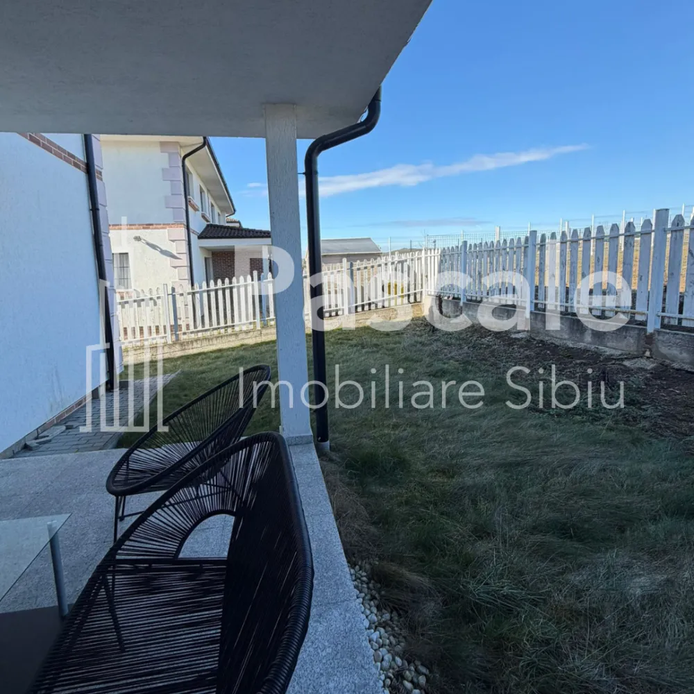 Duplex modern cu grădină – Valletta Lane, Șura Mică - &nbsp;Duplex modern cu grădină – Valletta Lane, Șura Mică&nbsp;La doar 15 minute de Sibiu, într-un cartier privat, liniștit, cu drum cu barierăLocuință nouă, complet mobilată și utilată, ideală pentru familie sau pentru cei care caută confort, intimitate și acces rapid către oraș.&nbsp;Detalii proprietateTip: DuplexSuprafață utilă: 120 mpAmprentă la sol: 74 mpTeren total: 569 mp (curte + acces comun – grădina nu este integral 550 mp)TerasăCartier privat Valletta Lane&nbsp;CompartimentareParter:Living generos cu ieșire pe terasăBucătărie cu debaraHol spațiosBaie cu cabină de duș și geam de aerisireSpațiu de depozitare sub scara interioarăEtaj:3 dormitoareDormitor matrimonial cu baie proprie și dulap încastratBaie comună cu cadă și geam de aerisirePod izolat termic&nbsp;Dotări premiumÎncălzire în pardoseală cu termostat individualUșă de intrare și ferestre termopan antracit, calitate superioarăIzolație termică și fonicăBucătărie complet mobilată și utilată – TOTUL NOUCuptor BoschFrigiderHotăAragazMașină de spălat vaseInternetDrum privat cu acces securizat&nbsp;Casă ideală pentru cei care vor liniște, confort și acces rapid către Sibiu, fără compromisuri.