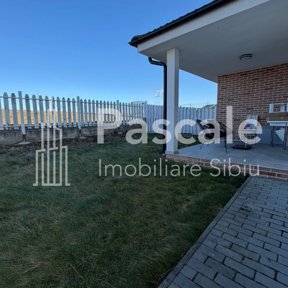 Duplex modern cu grădină – Valletta Lane, Șura Mică - &nbsp;Duplex modern cu grădină – Valletta Lane, Șura Mică&nbsp;La doar 15 minute de Sibiu, într-un cartier privat, liniștit, cu drum cu barierăLocuință nouă, complet mobilată și utilată, ideală pentru familie sau pentru cei care caută confort, intimitate și acces rapid către oraș.&nbsp;Detalii proprietateTip: DuplexSuprafață utilă: 120 mpAmprentă la sol: 74 mpTeren total: 569 mp (curte + acces comun – grădina nu este integral 550 mp)TerasăCartier privat Valletta Lane&nbsp;CompartimentareParter:Living generos cu ieșire pe terasăBucătărie cu debaraHol spațiosBaie cu cabină de duș și geam de aerisireSpațiu de depozitare sub scara interioarăEtaj:3 dormitoareDormitor matrimonial cu baie proprie și dulap încastratBaie comună cu cadă și geam de aerisirePod izolat termic&nbsp;Dotări premiumÎncălzire în pardoseală cu termostat individualUșă de intrare și ferestre termopan antracit, calitate superioarăIzolație termică și fonicăBucătărie complet mobilată și utilată – TOTUL NOUCuptor BoschFrigiderHotăAragazMașină de spălat vaseInternetDrum privat cu acces securizat&nbsp;Casă ideală pentru cei care vor liniște, confort și acces rapid către Sibiu, fără compromisuri.