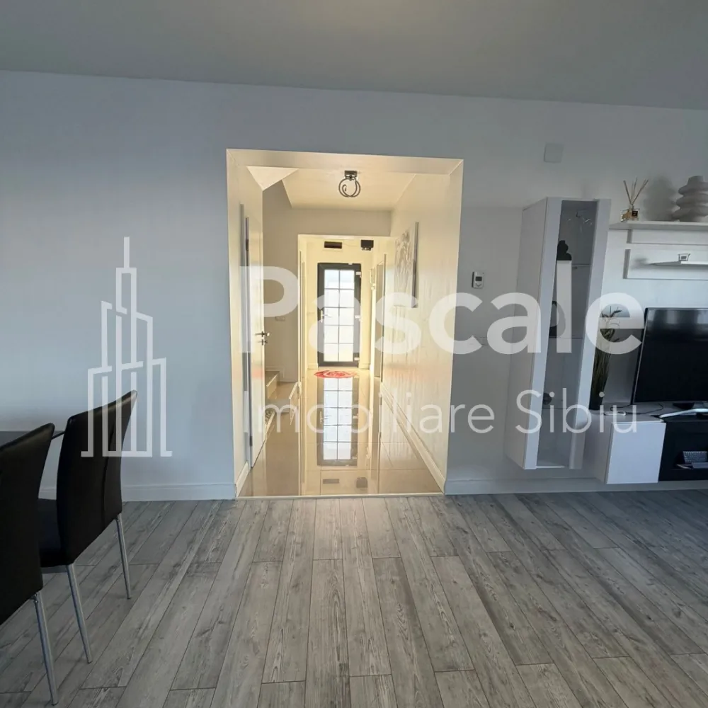 Duplex modern cu grădină – Valletta Lane, Șura Mică - &nbsp;Duplex modern cu grădină – Valletta Lane, Șura Mică&nbsp;La doar 15 minute de Sibiu, într-un cartier privat, liniștit, cu drum cu barierăLocuință nouă, complet mobilată și utilată, ideală pentru familie sau pentru cei care caută confort, intimitate și acces rapid către oraș.&nbsp;Detalii proprietateTip: DuplexSuprafață utilă: 120 mpAmprentă la sol: 74 mpTeren total: 569 mp (curte + acces comun – grădina nu este integral 550 mp)TerasăCartier privat Valletta Lane&nbsp;CompartimentareParter:Living generos cu ieșire pe terasăBucătărie cu debaraHol spațiosBaie cu cabină de duș și geam de aerisireSpațiu de depozitare sub scara interioarăEtaj:3 dormitoareDormitor matrimonial cu baie proprie și dulap încastratBaie comună cu cadă și geam de aerisirePod izolat termic&nbsp;Dotări premiumÎncălzire în pardoseală cu termostat individualUșă de intrare și ferestre termopan antracit, calitate superioarăIzolație termică și fonicăBucătărie complet mobilată și utilată – TOTUL NOUCuptor BoschFrigiderHotăAragazMașină de spălat vaseInternetDrum privat cu acces securizat&nbsp;Casă ideală pentru cei care vor liniște, confort și acces rapid către Sibiu, fără compromisuri.