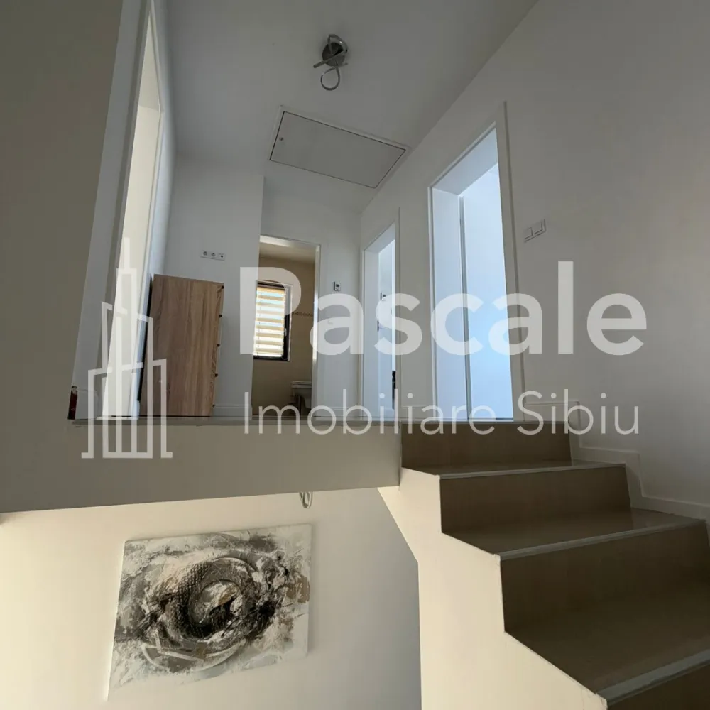 Duplex modern cu grădină – Valletta Lane, Șura Mică - &nbsp;Duplex modern cu grădină – Valletta Lane, Șura Mică&nbsp;La doar 15 minute de Sibiu, într-un cartier privat, liniștit, cu drum cu barierăLocuință nouă, complet mobilată și utilată, ideală pentru familie sau pentru cei care caută confort, intimitate și acces rapid către oraș.&nbsp;Detalii proprietateTip: DuplexSuprafață utilă: 120 mpAmprentă la sol: 74 mpTeren total: 569 mp (curte + acces comun – grădina nu este integral 550 mp)TerasăCartier privat Valletta Lane&nbsp;CompartimentareParter:Living generos cu ieșire pe terasăBucătărie cu debaraHol spațiosBaie cu cabină de duș și geam de aerisireSpațiu de depozitare sub scara interioarăEtaj:3 dormitoareDormitor matrimonial cu baie proprie și dulap încastratBaie comună cu cadă și geam de aerisirePod izolat termic&nbsp;Dotări premiumÎncălzire în pardoseală cu termostat individualUșă de intrare și ferestre termopan antracit, calitate superioarăIzolație termică și fonicăBucătărie complet mobilată și utilată – TOTUL NOUCuptor BoschFrigiderHotăAragazMașină de spălat vaseInternetDrum privat cu acces securizat&nbsp;Casă ideală pentru cei care vor liniște, confort și acces rapid către Sibiu, fără compromisuri.