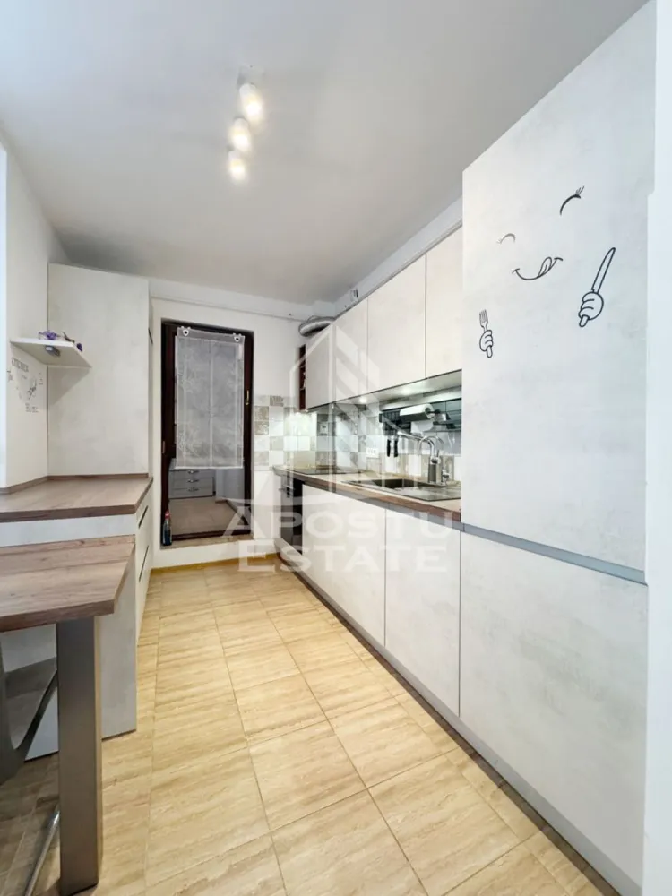 Apartament 2 camere de vanzare 50mp utili, garaj 22mp -Giroc UM - Agentia imobiliara APOSTU ESTATE va propune spre vanzare un apartament cu 2 camere semidecomandat, pozitionat excelent in Giroc, judetul Timis.
Drumul de acces spre imobil este asfaltat. In apropiere se afla magazine si supermarket-uri precum Lidl, Profi, Mega Image, Penny, Scoala, Gradinita la o distanta de 3 minute, acces facil la mijloace de transport in comun.

Apartamentul se vinde complet mobilat si utilat, precum se observa in imagini.
Imobilul dispune de o suprafata de 50 mp utili + 22 mp garaj si este situat la parter.

Compartimentare:

- hol acces.
- bucatarie.
- living.
- baie cu geam si cada.
- dormitor.

Detalii tehnice:

- constructie realizata in anul 2020 din caramida Porotherm.
- exterior izolat cu polistiren de 10 cm eps 80.
- pereti despartitori complet din caramida (fara rigips) tencuiti mecanizat finisati cu glet si vopsea lavabila.
- geamuri tripan cu izolare fonica si termica superioara, foarte mari si luminoase dotate cu site si rulouri electrice.
- centrala proprie pe gaz, sistem eficient de incalzire prin pardoseala.
- usa acces securizata, usi interioare MDF.
- electrocasnice in stare perfecta de functionare.
- 1 loc de parcare in CF.
- Garaj in CF.

Utilitati complete: curent, apa de la retea, canalizare, gaz, internet prin fibra optica, cablu TV.

Pret: 115.000 Euro
Pentru mai multe detalii nu ezitati sa ne contactati!

Acceptam orice fel de credit bancar. Oferim consultanta si solutii financiare prin colaboratorii nostri pentru a obtine cel mai avantajos credit Ipotecar sau Noua Casa.

Va asteptam cu drag la o vizionare chiar astazi!
CP 3174303