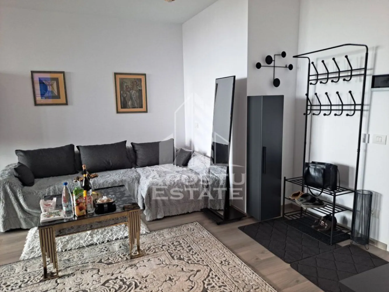 Apartament 2 camere, la ISHO, Take Ionescu, Timisoara - APOSTU ESTATE va propune spre inchiriere apartament cu 2 camere open space confort lux etajul 14 din 20 situat in zona Take Ionescu.

Imobilul se intinde pe o suprafata de 57 mp si este comparimentat astfel :

Hol acces

Bucatarie open space 

Living 

Hol 

Dormitor 

Baie 

Spatiu Depozitare 

Accesul la parcarea supraetajata situata la cativa m de imobil se face pe baza de abonament care nu este inclus in pretul inchirierii.

Va astepta cu drag la o vizionare!
ID Intern: CP1899112!
